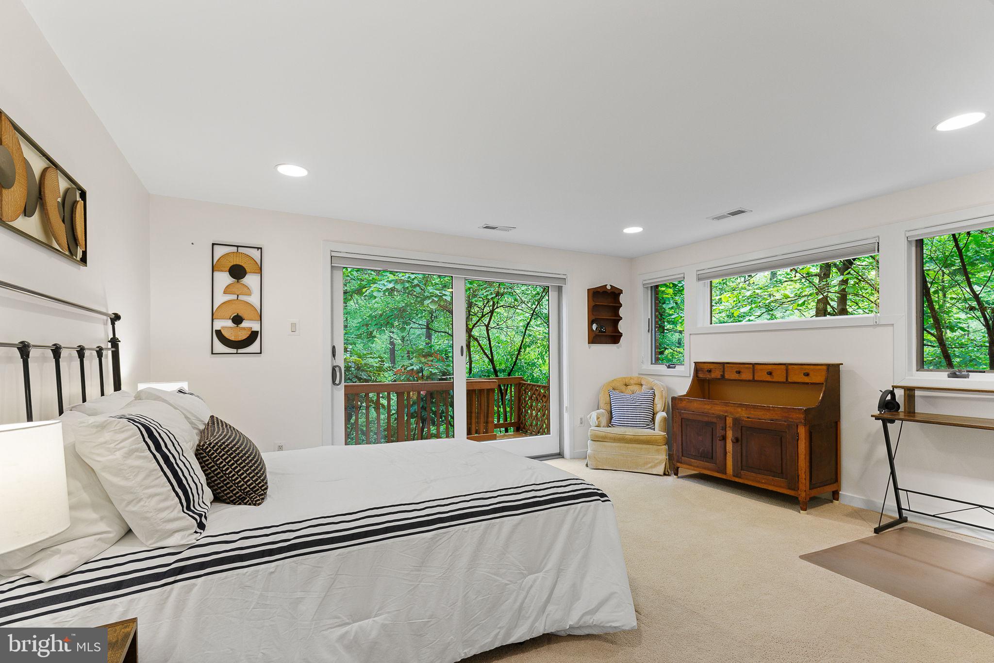 LAKE BARCROFT - Residential