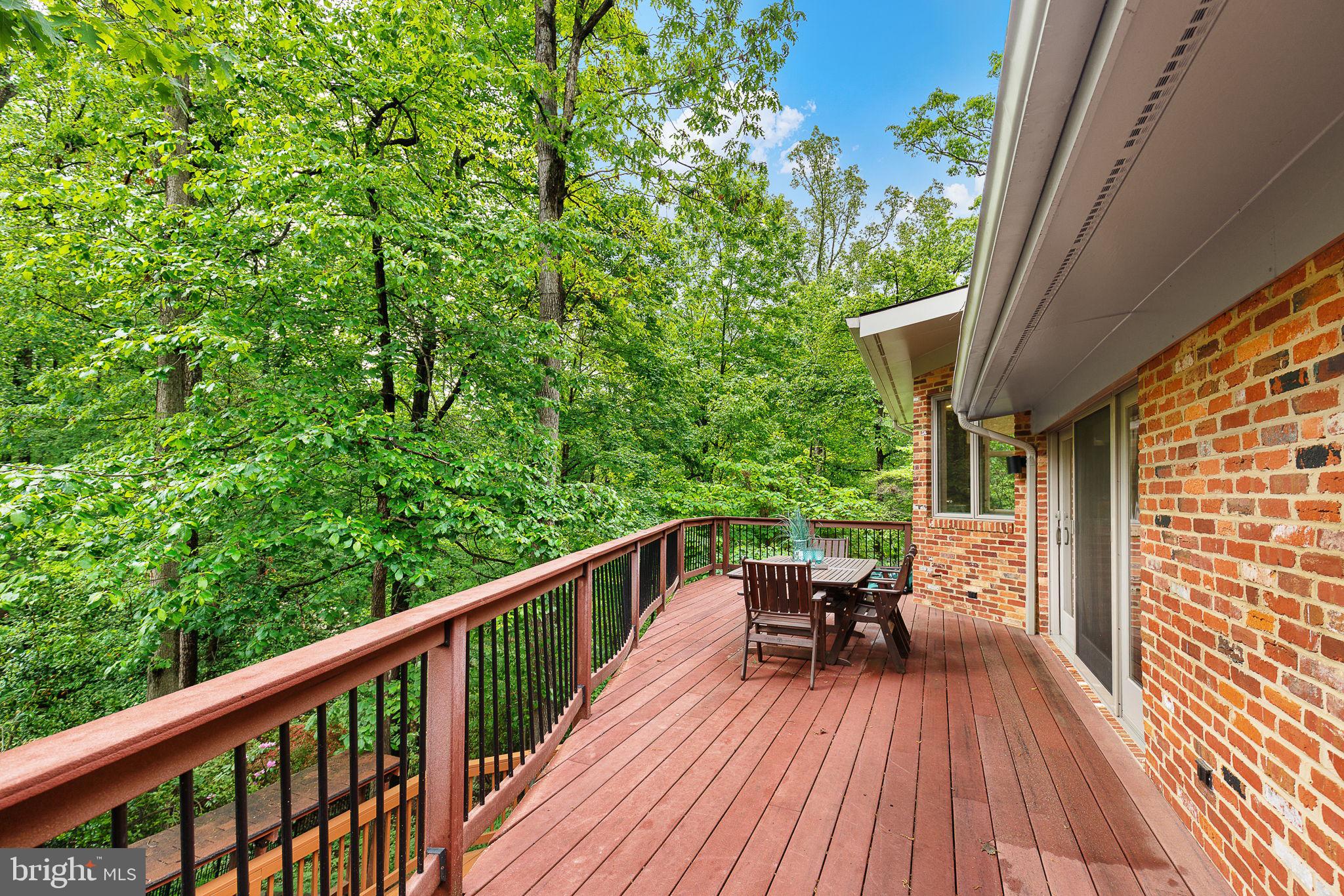 LAKE BARCROFT - Residential