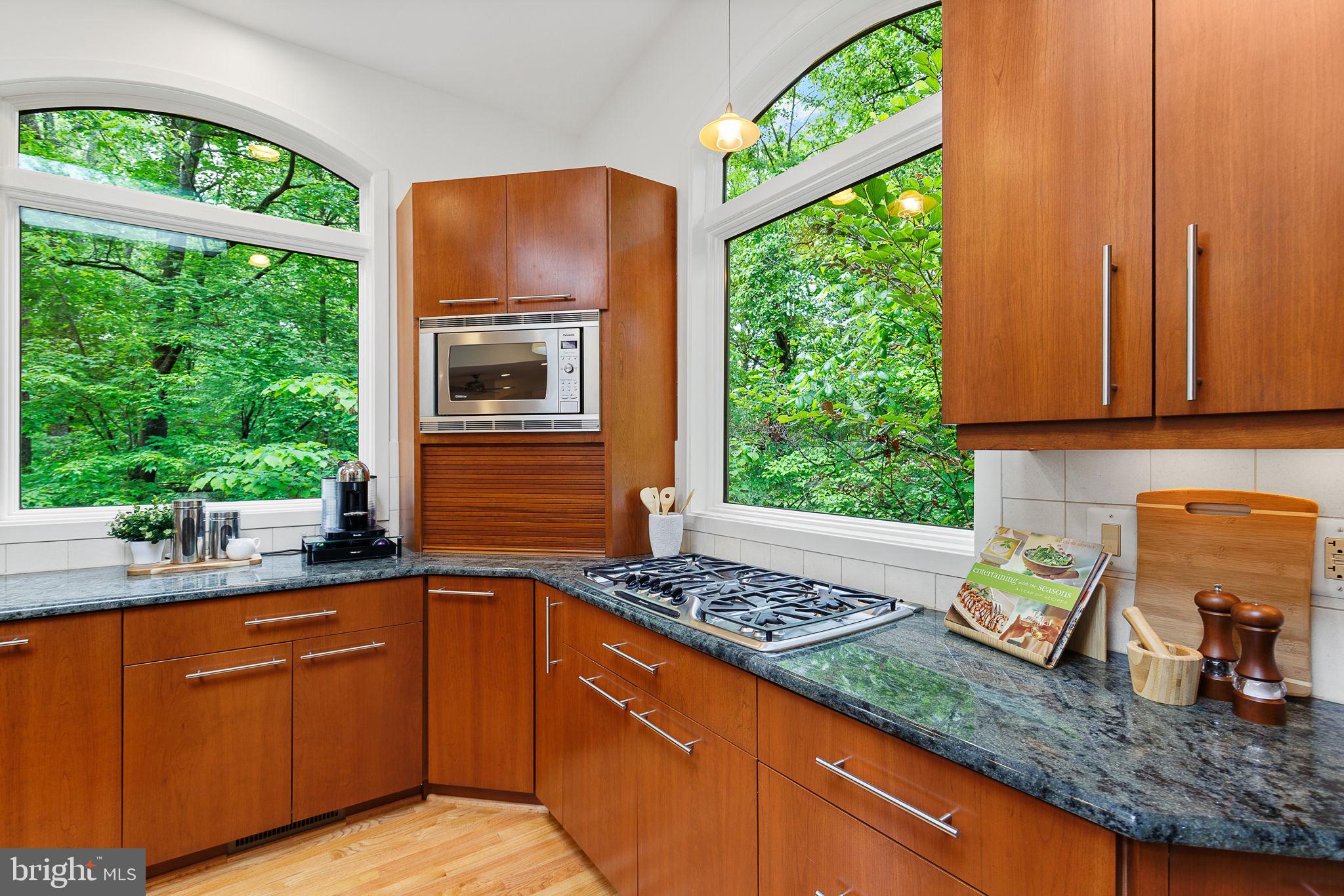 LAKE BARCROFT - Residential