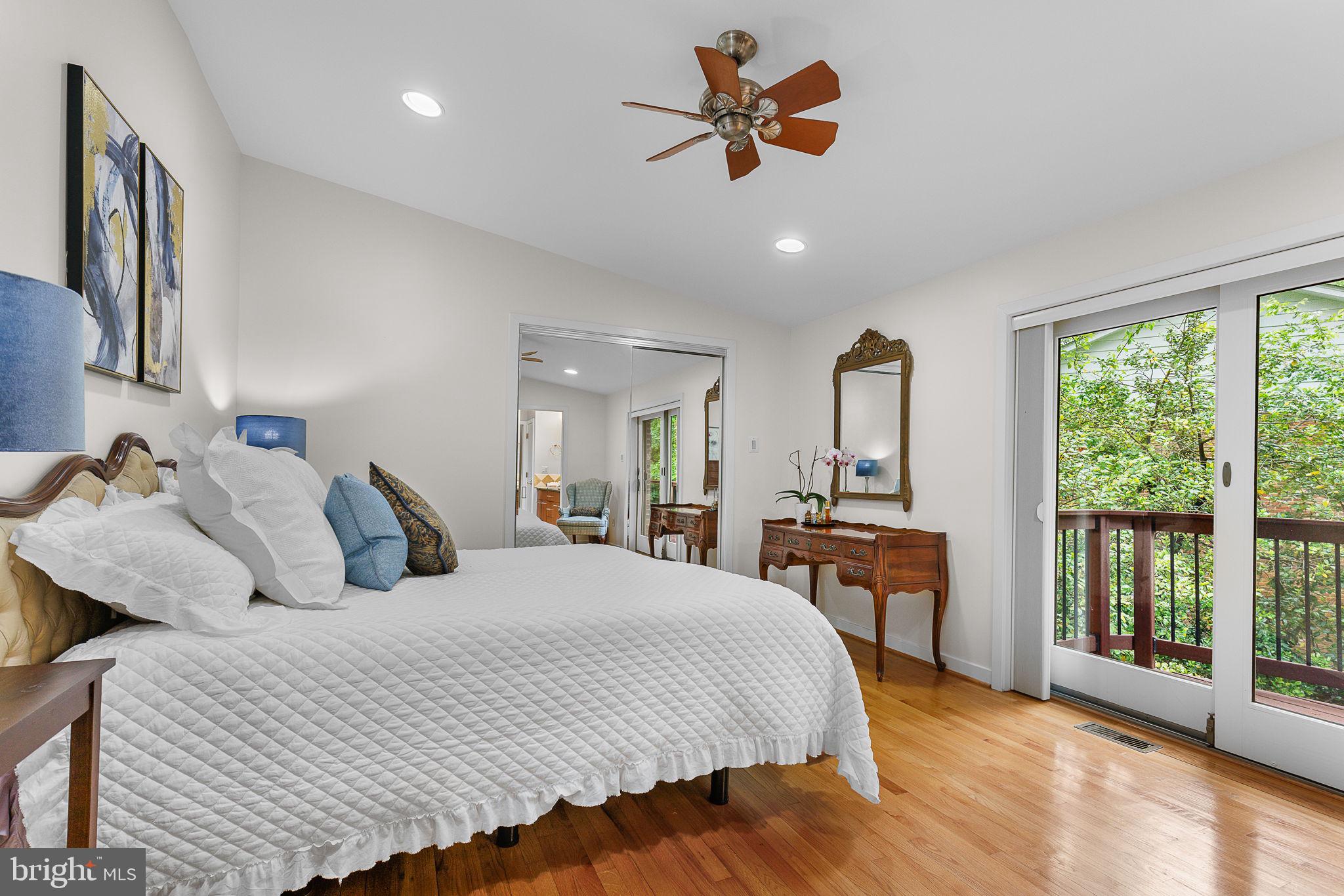 LAKE BARCROFT - Residential