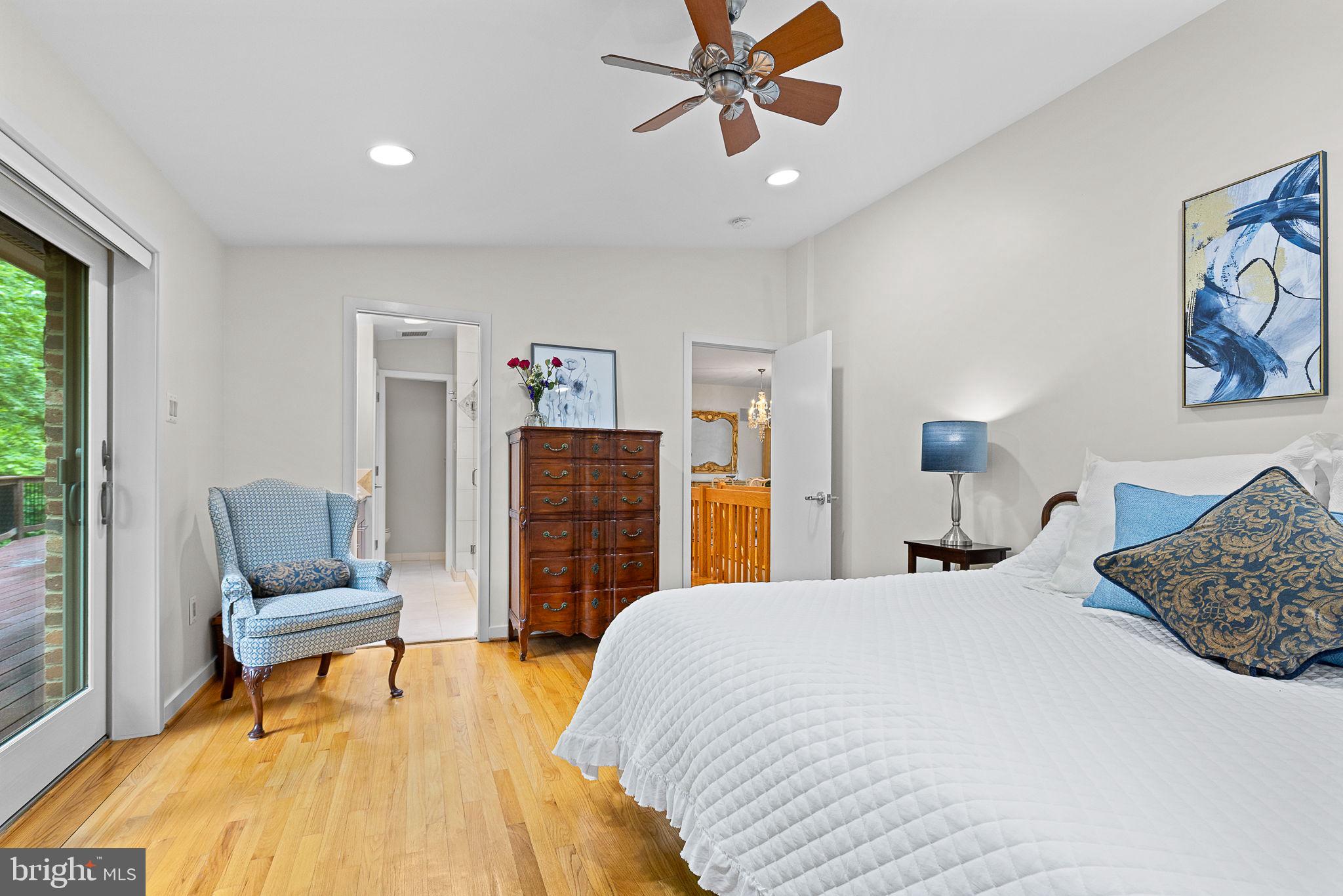 LAKE BARCROFT - Residential