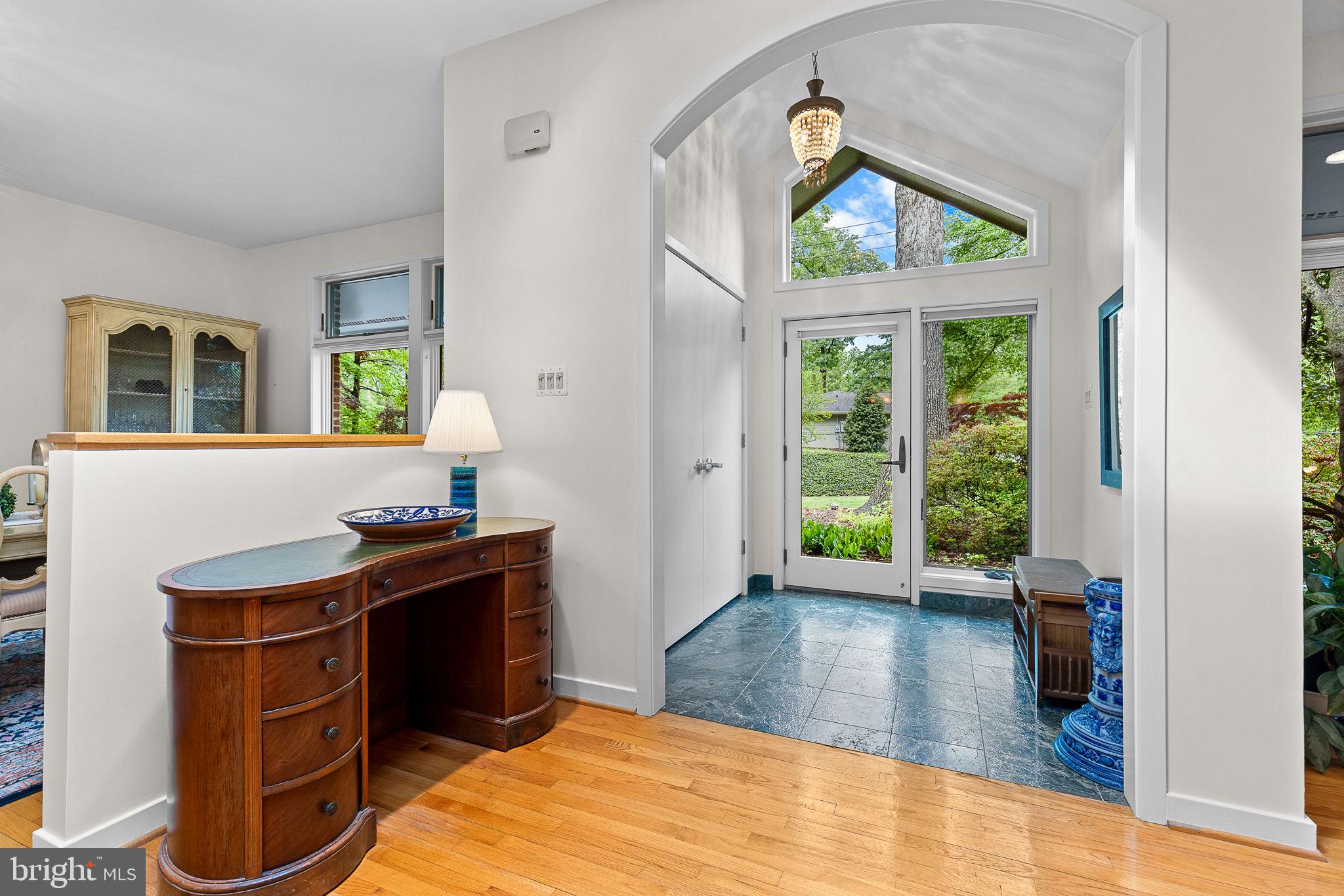 LAKE BARCROFT - Residential