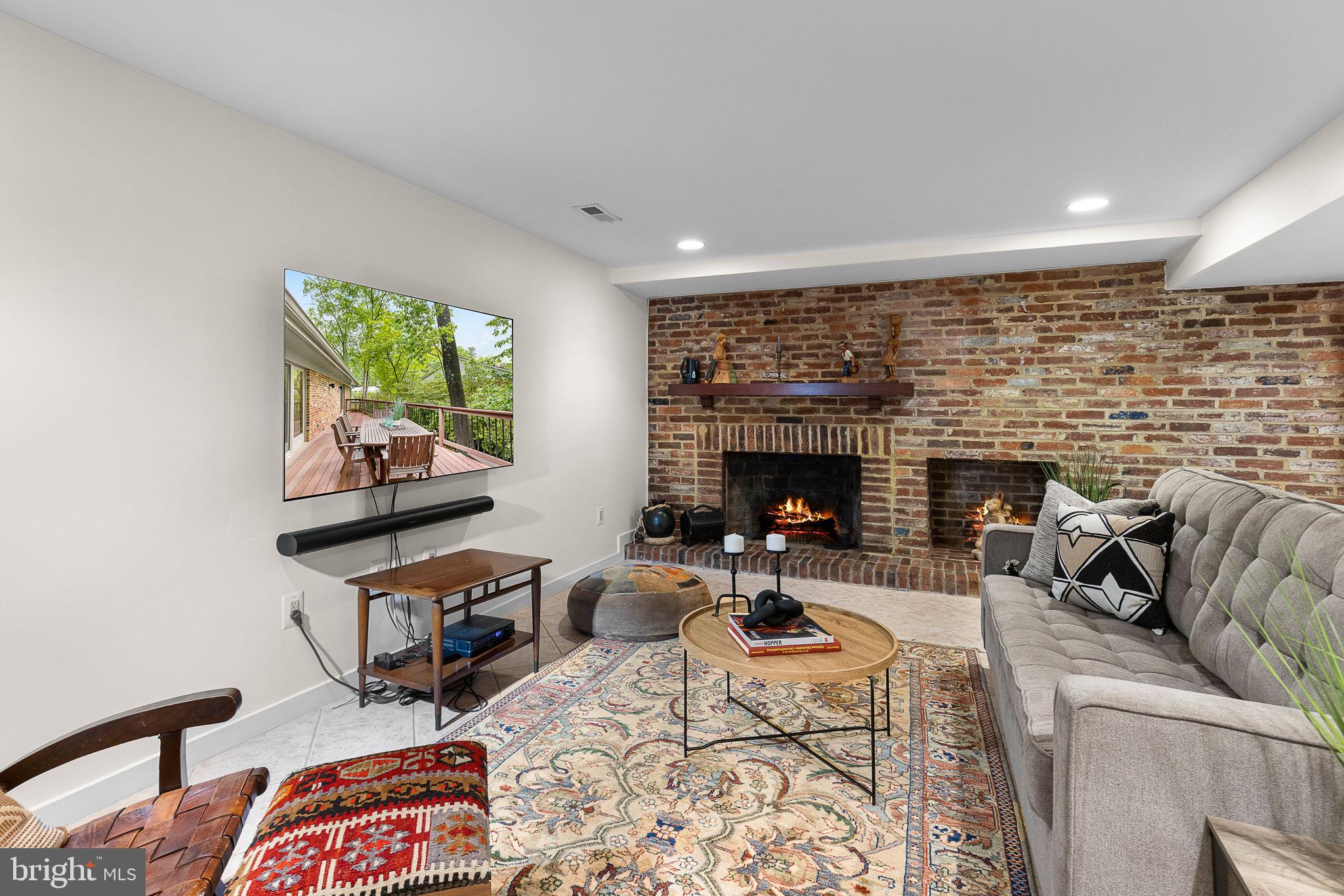 LAKE BARCROFT - Residential