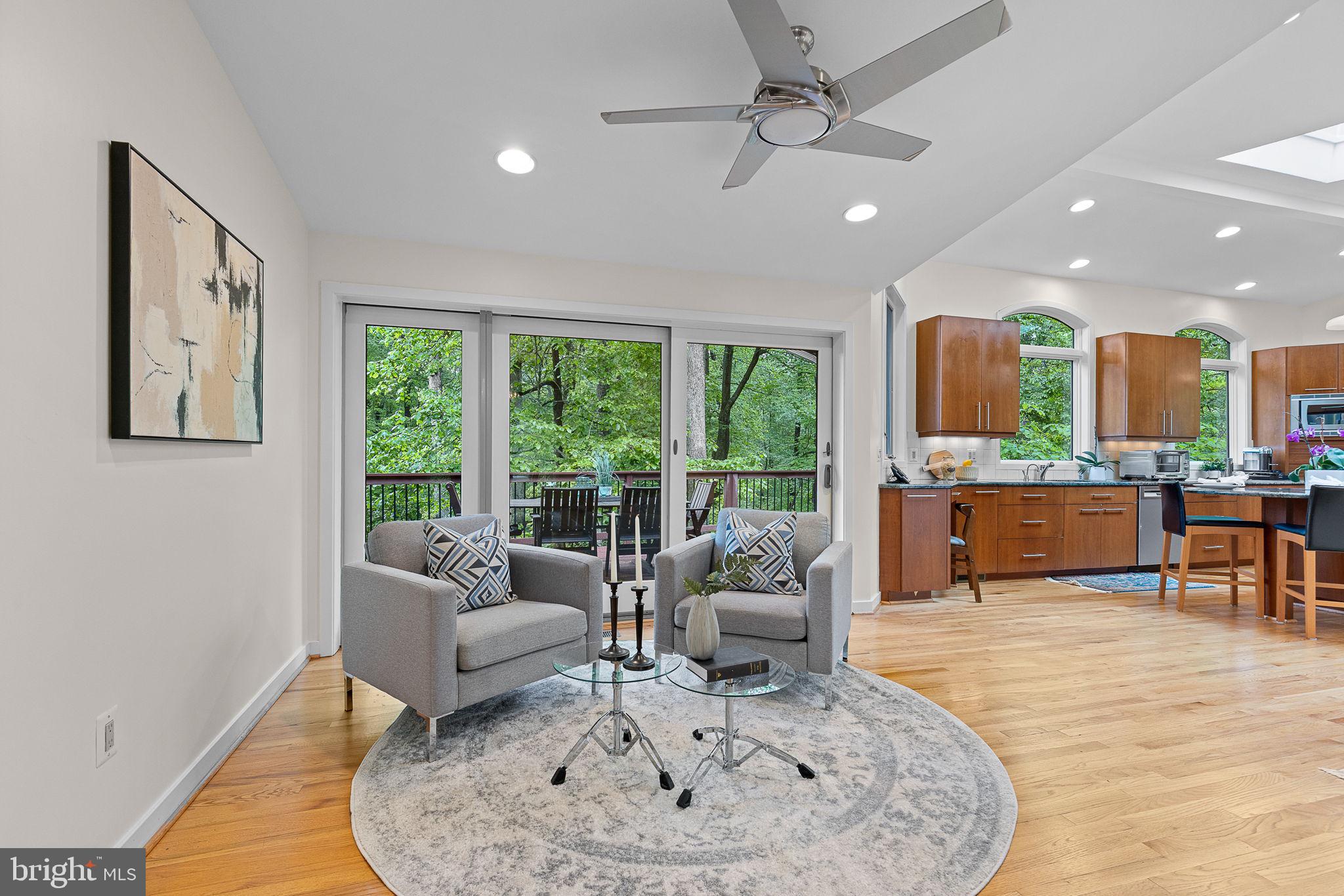 LAKE BARCROFT - Residential