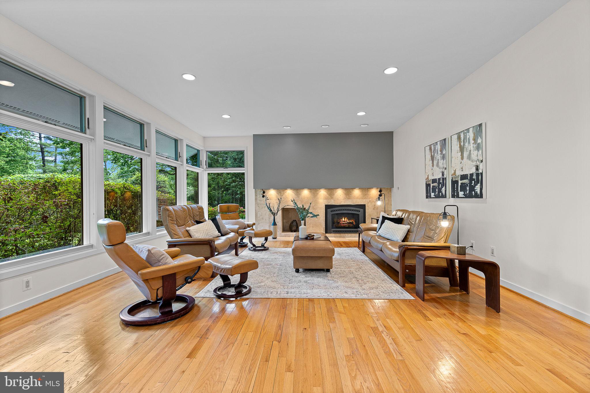 LAKE BARCROFT - Residential