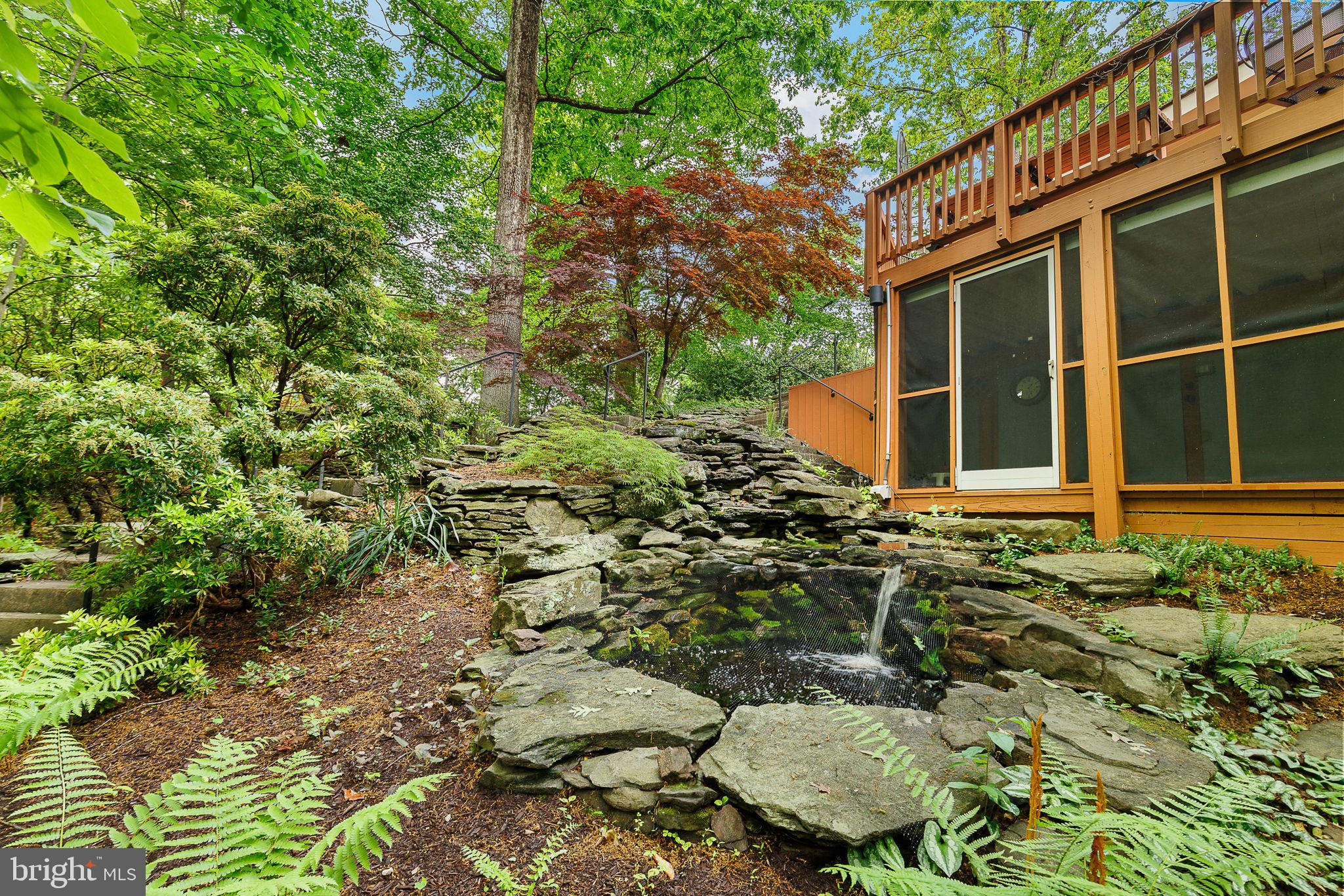 LAKE BARCROFT - Residential