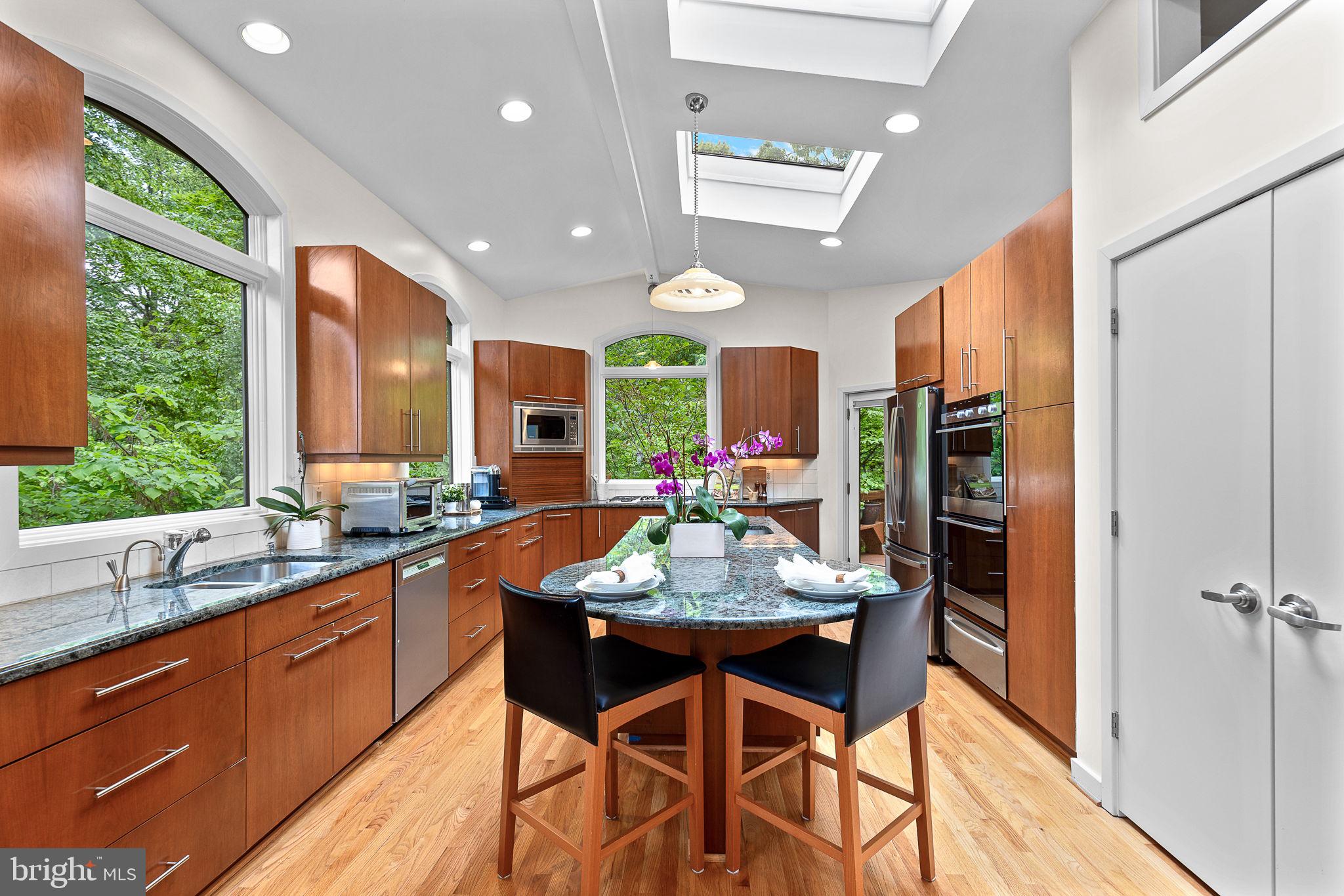 LAKE BARCROFT - Residential