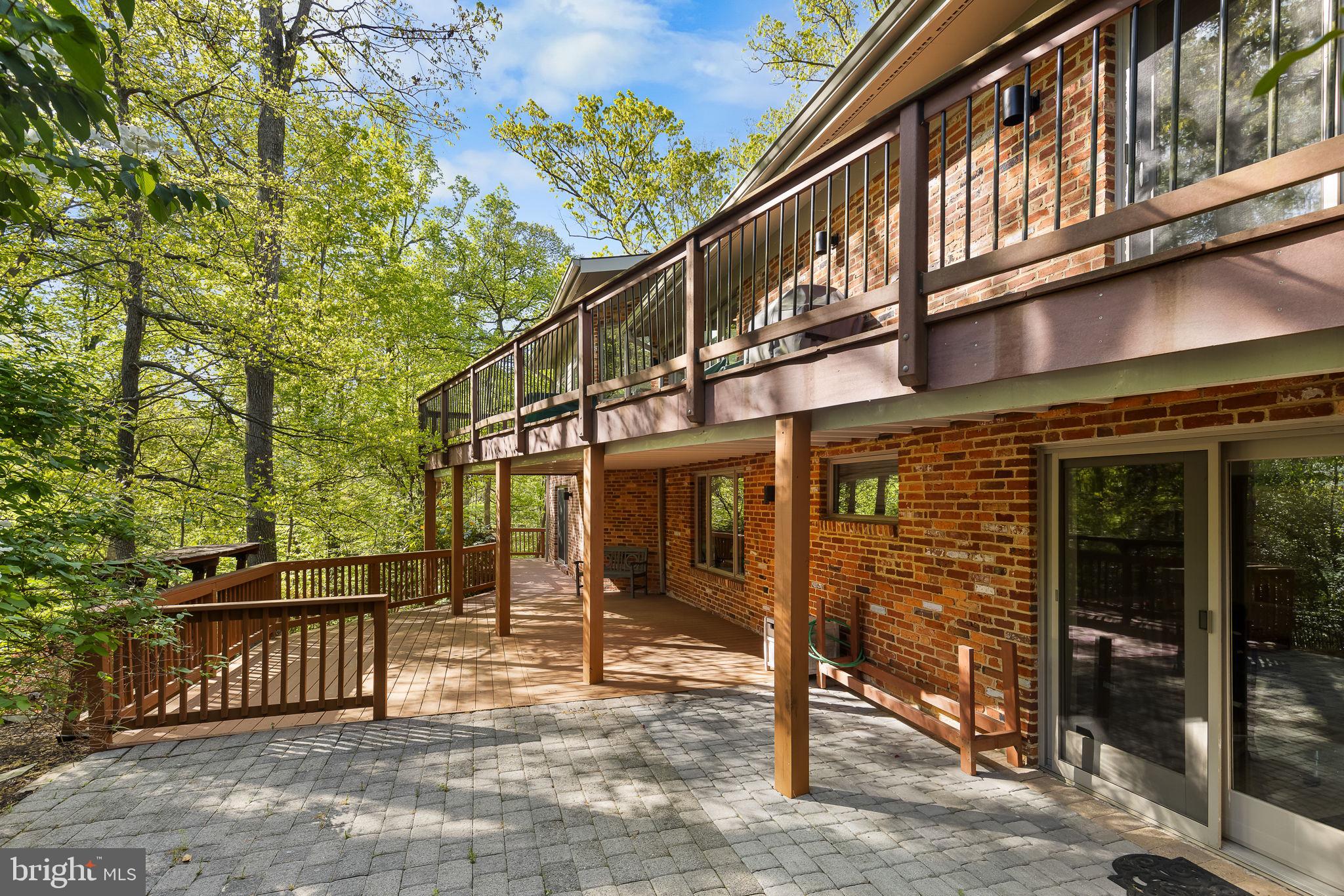 LAKE BARCROFT - Residential