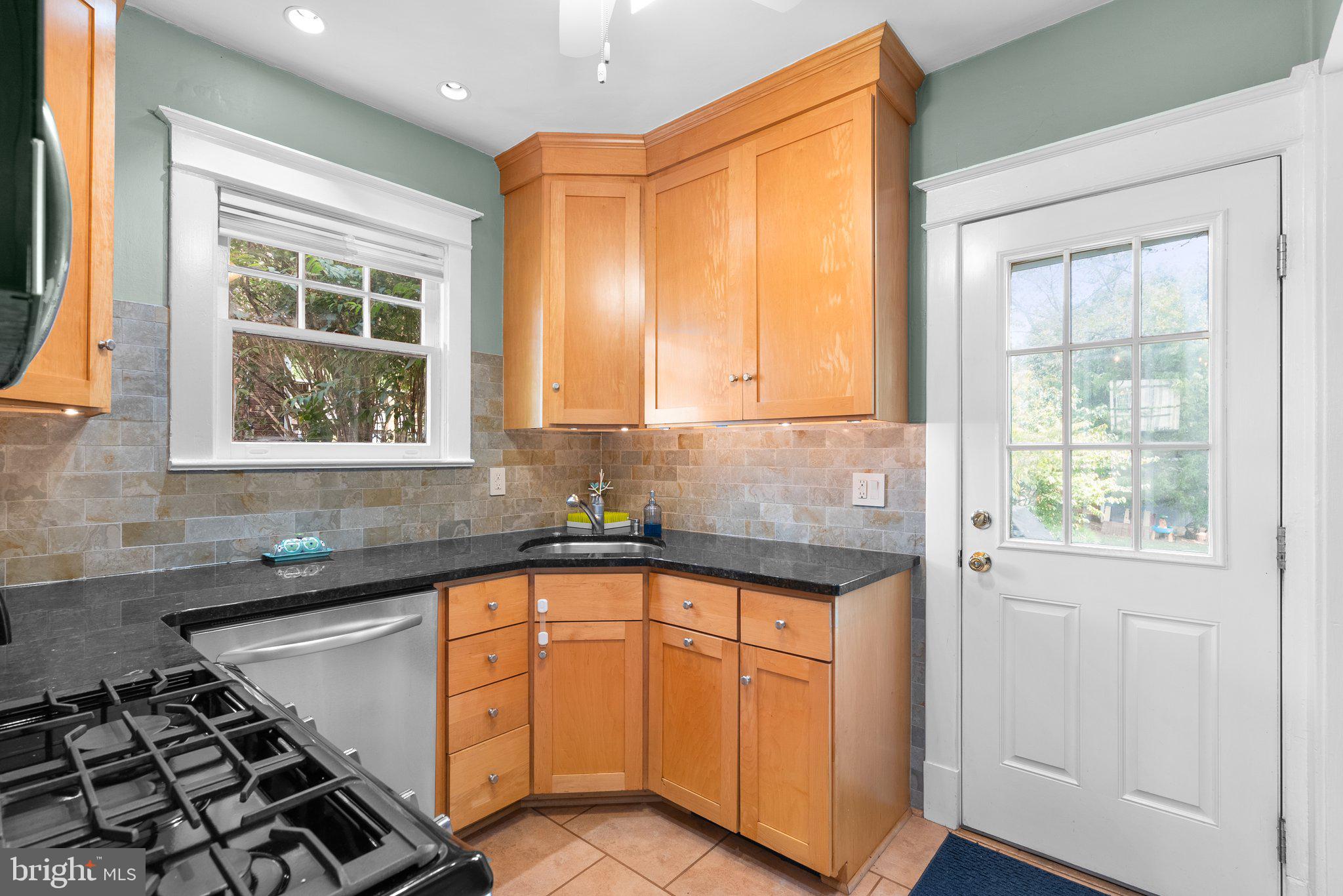 NORTH WOODSIDE - Residential Lease