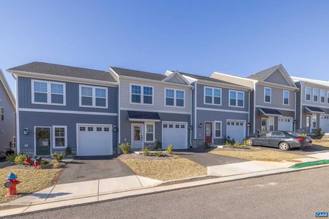 Townhouse For Sale - 129 Ridgeline Dr Dr<br/> WAYNESBORO, VA 22980