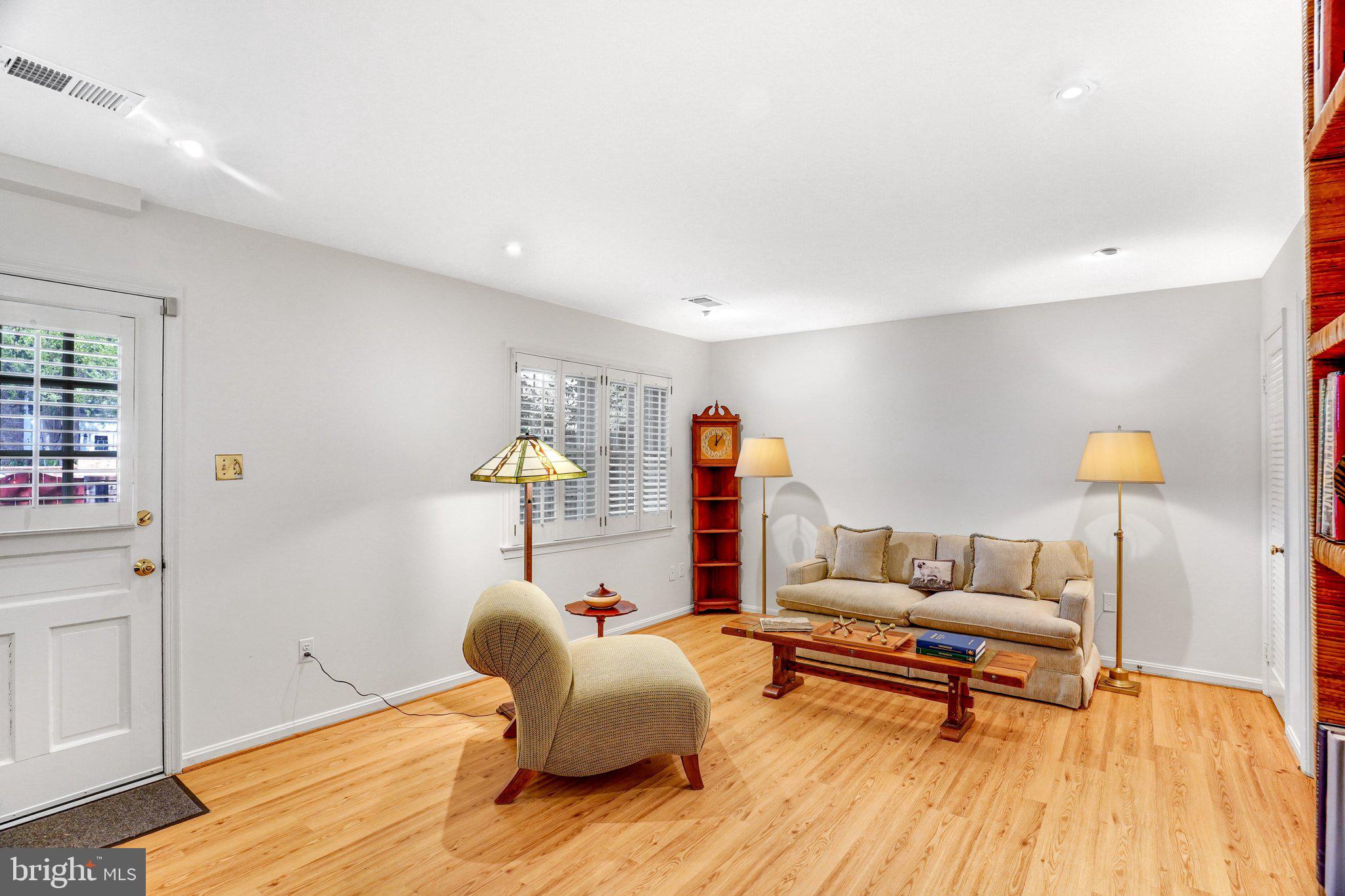 KINGS MANOR TOWNE HOUSES - Residential