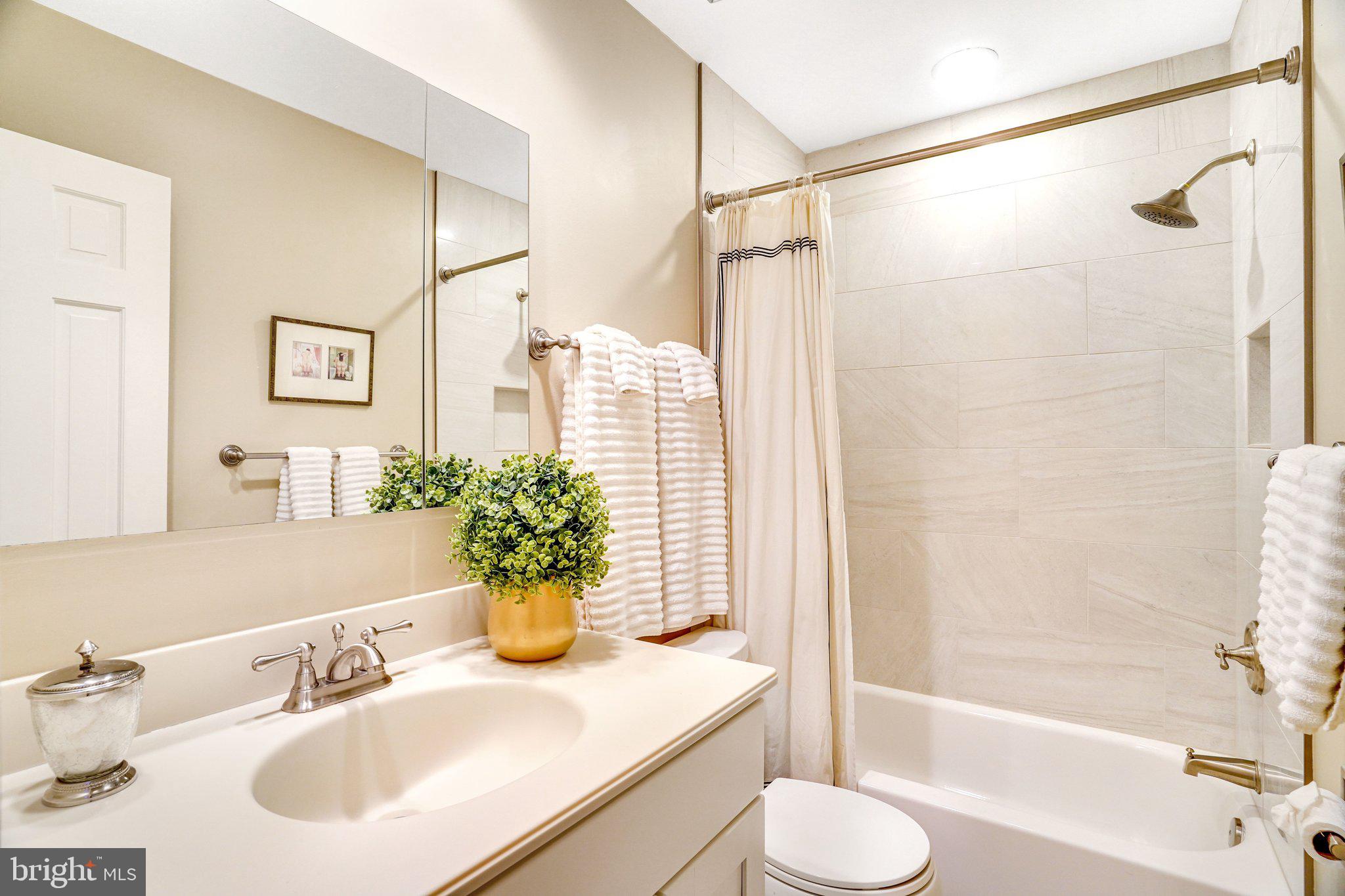 KINGS MANOR TOWNE HOUSES - Residential