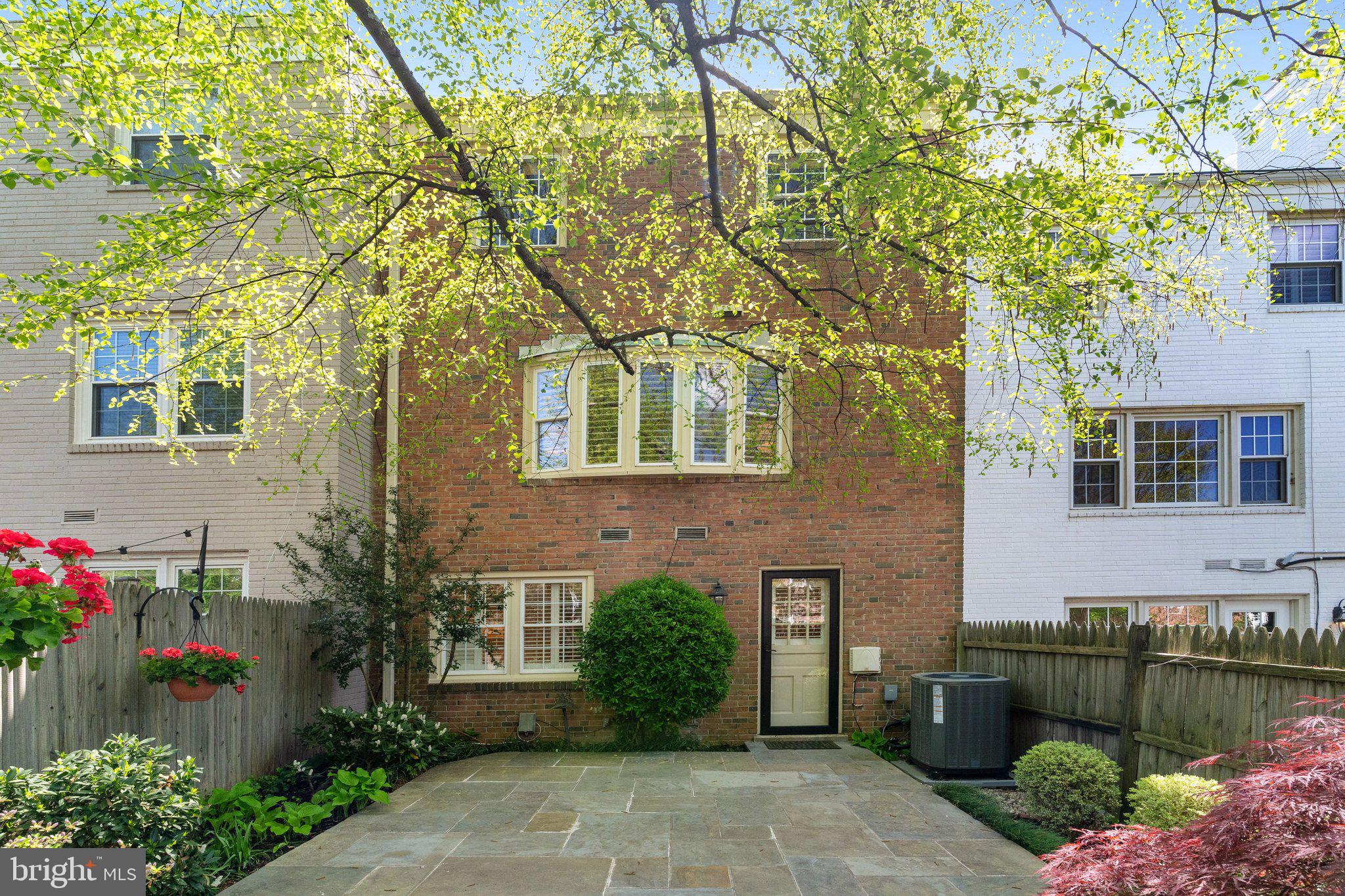 KINGS MANOR TOWNE HOUSES - Residential