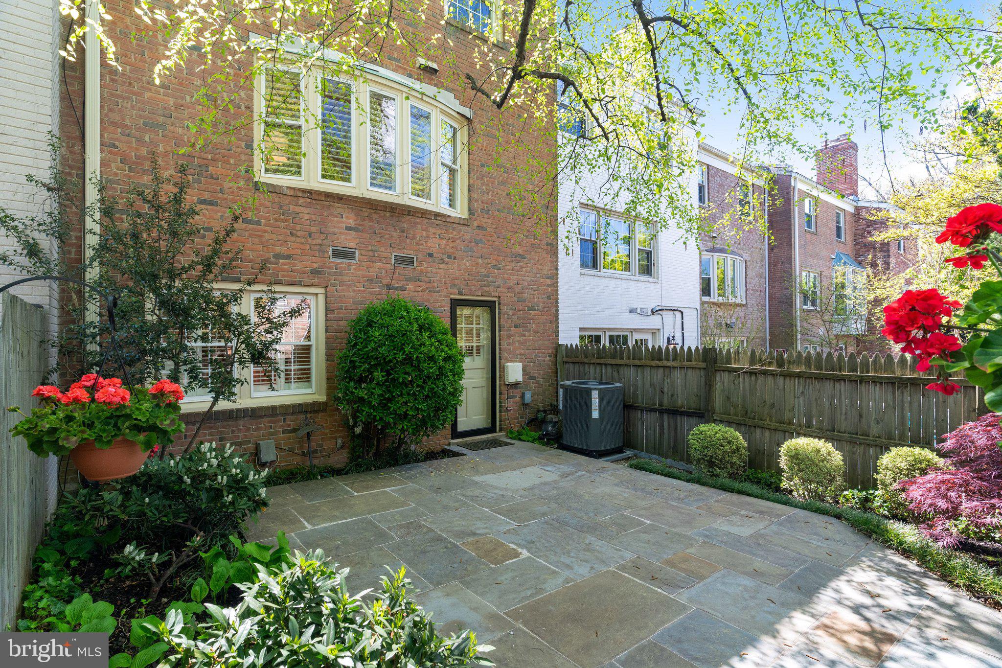 KINGS MANOR TOWNE HOUSES - Residential