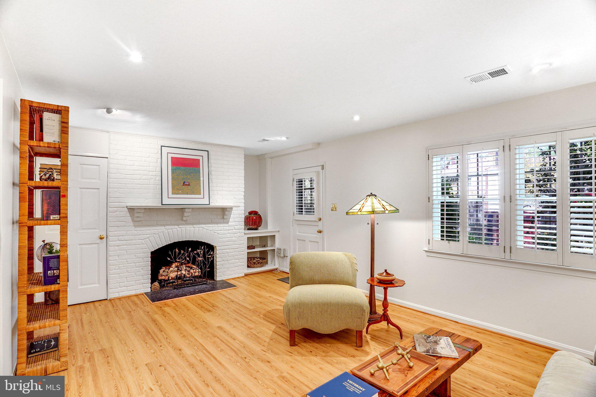 KINGS MANOR TOWNE HOUSES - Residential