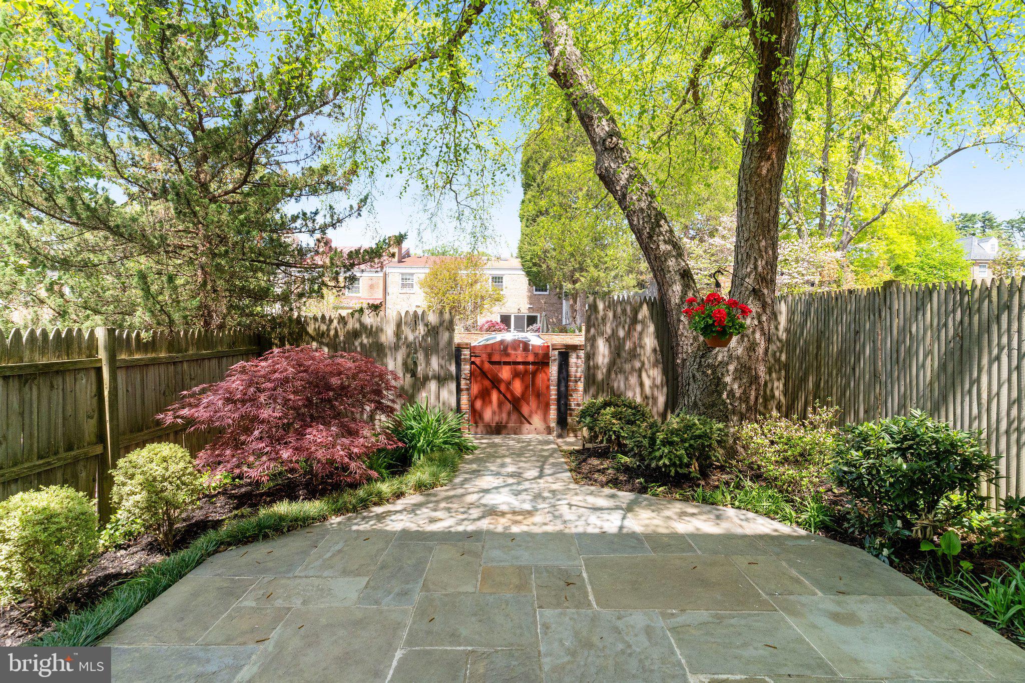 KINGS MANOR TOWNE HOUSES - Residential