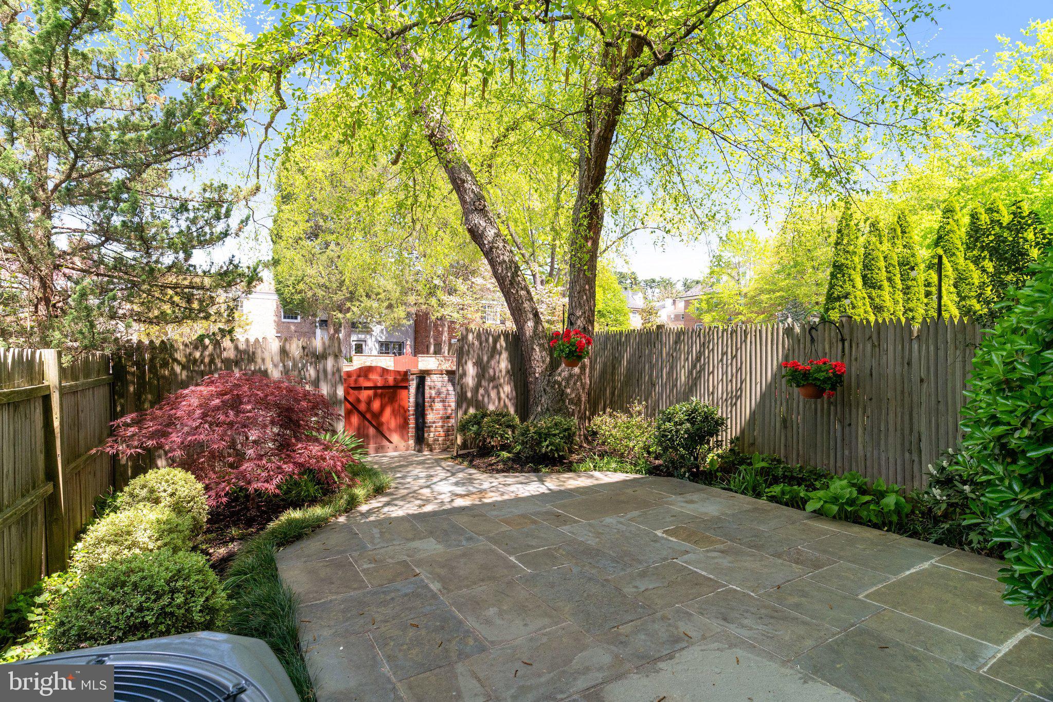 KINGS MANOR TOWNE HOUSES - Residential