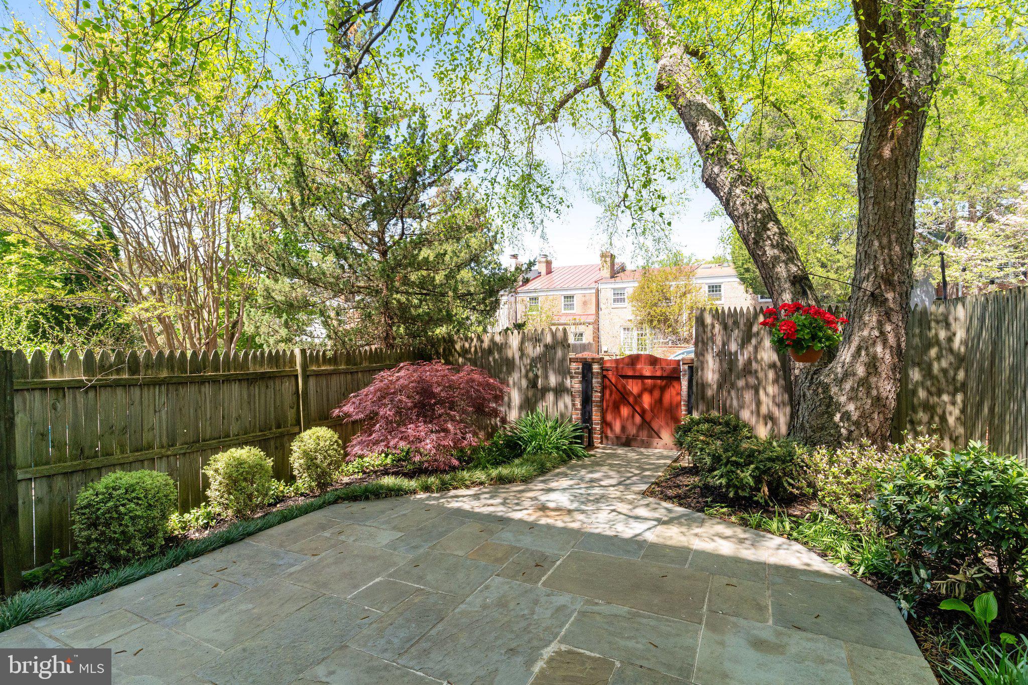 KINGS MANOR TOWNE HOUSES - Residential