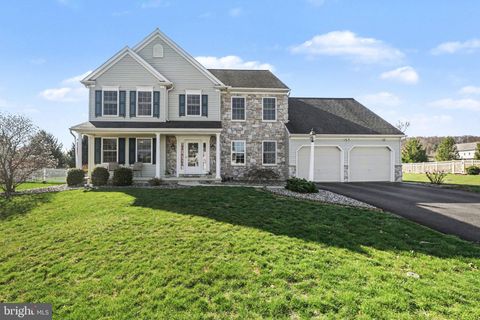 Photo of 772 Rishel Drive, YORK, PA 17406 (MLS # PAYK2100474)