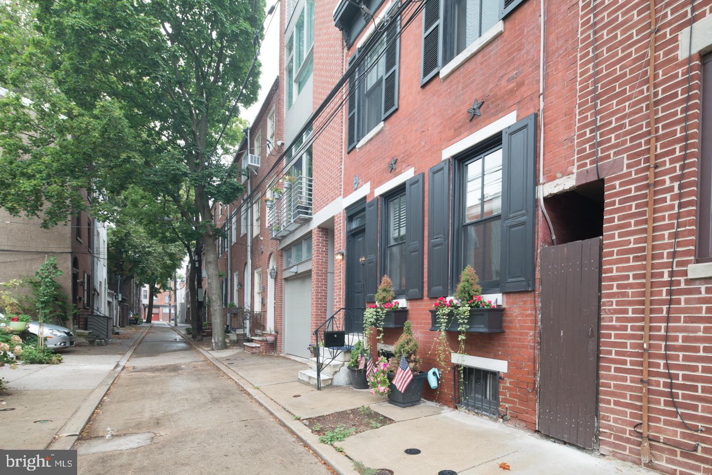 QUEEN VILLAGE - Residential