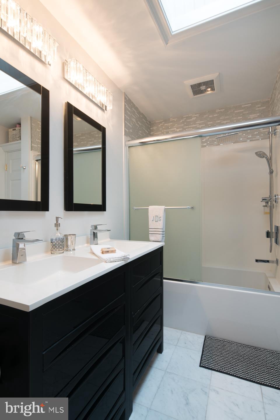 QUEEN VILLAGE - Residential