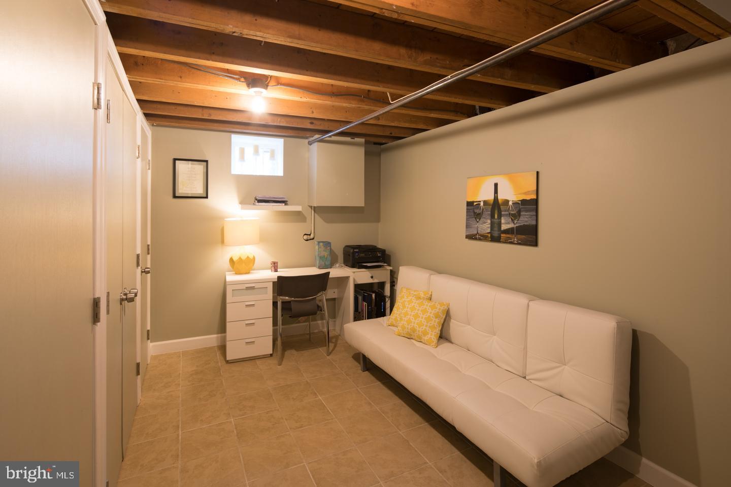 QUEEN VILLAGE - Residential