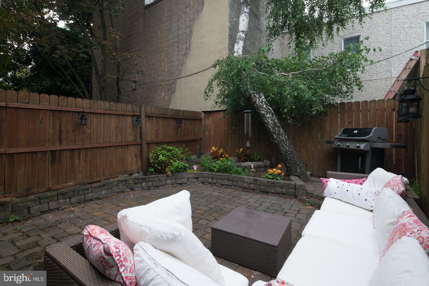 QUEEN VILLAGE - Residential