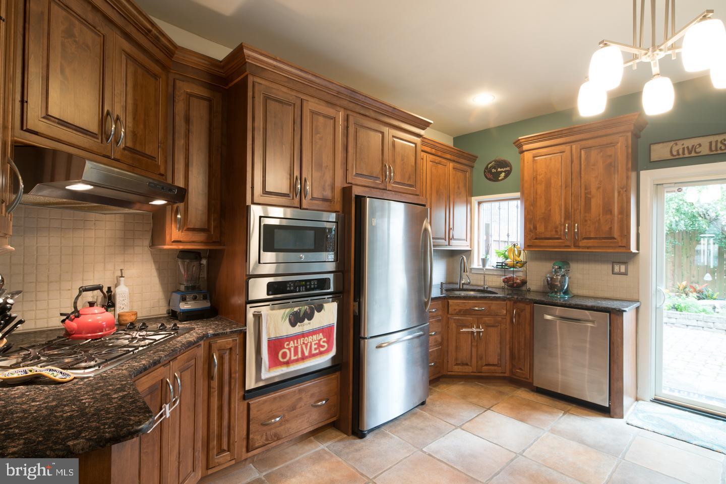 QUEEN VILLAGE - Residential