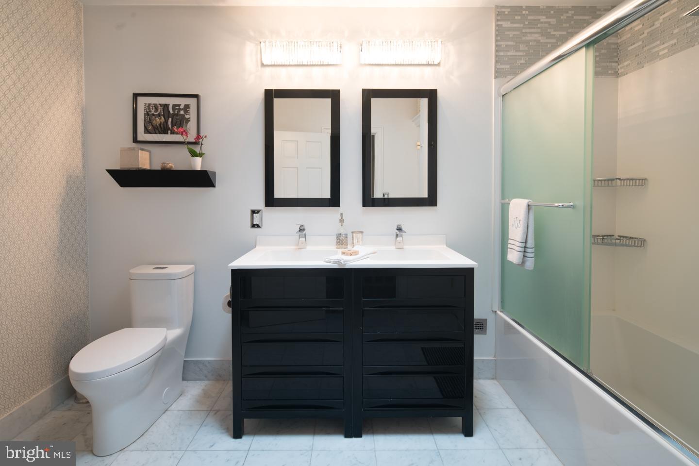 QUEEN VILLAGE - Residential