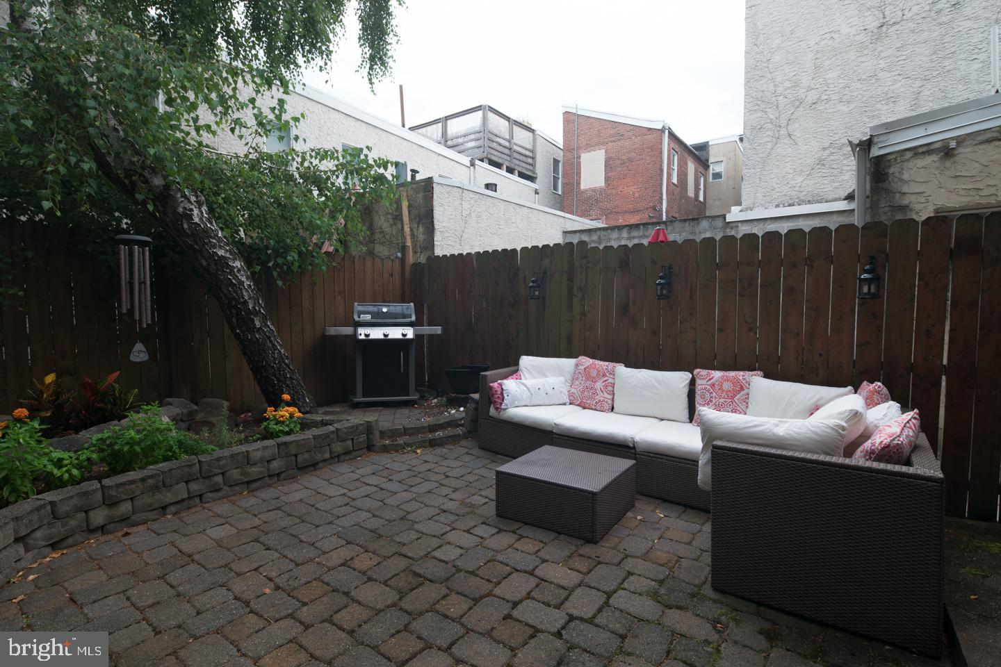 QUEEN VILLAGE - Residential