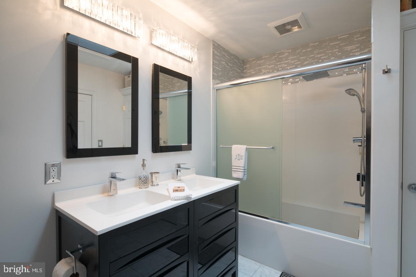 QUEEN VILLAGE - Residential