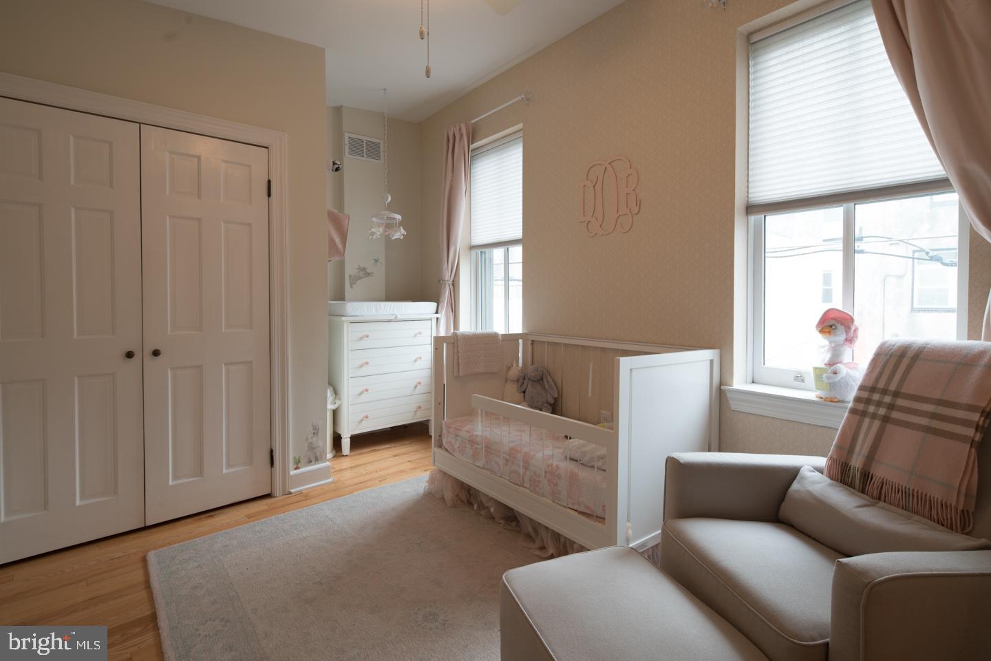 QUEEN VILLAGE - Residential