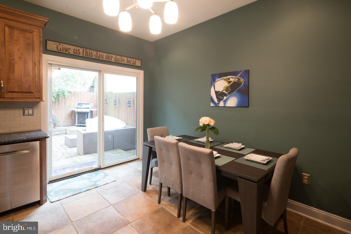 QUEEN VILLAGE - Residential