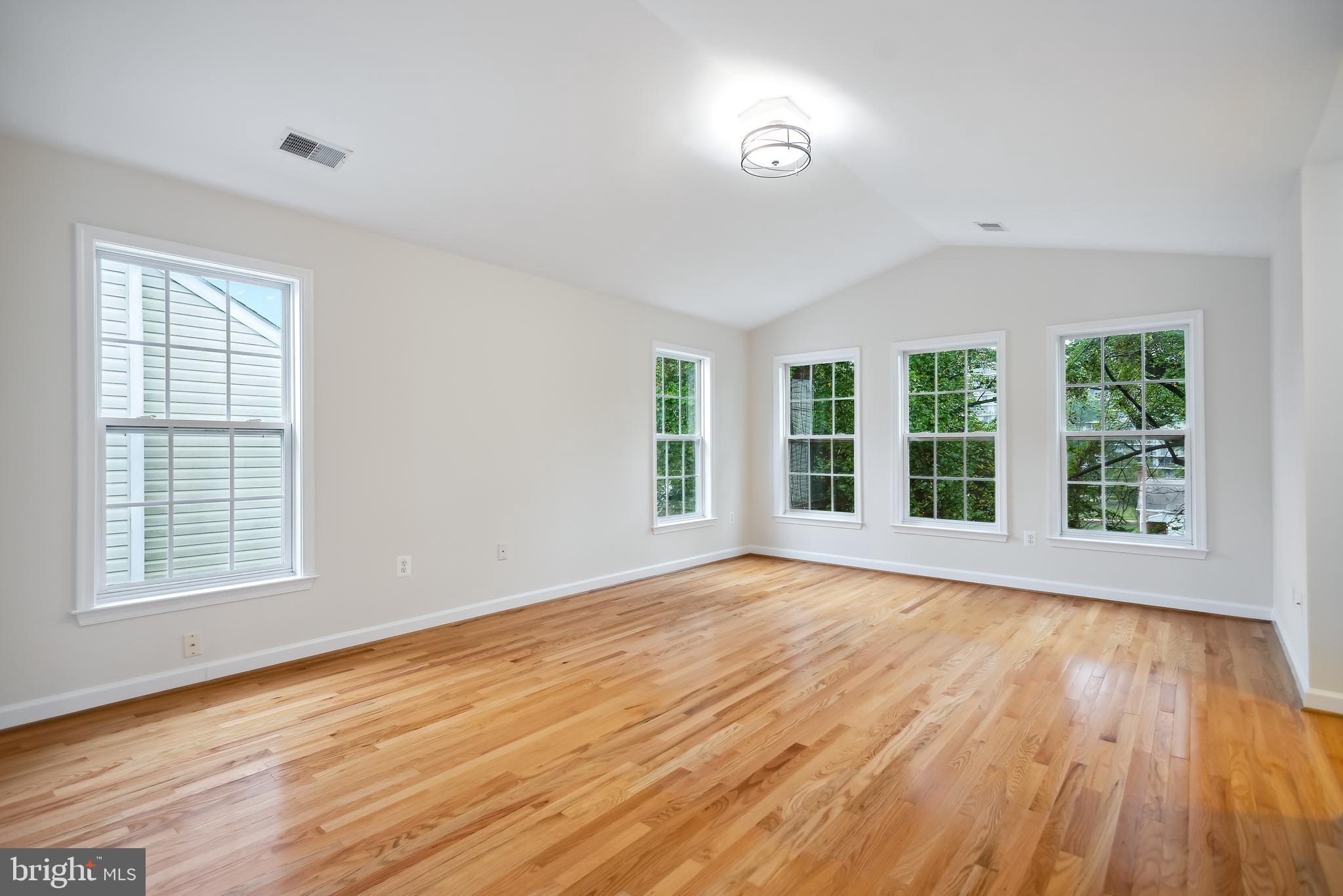 KENSINGTON HEIGHTS - Residential