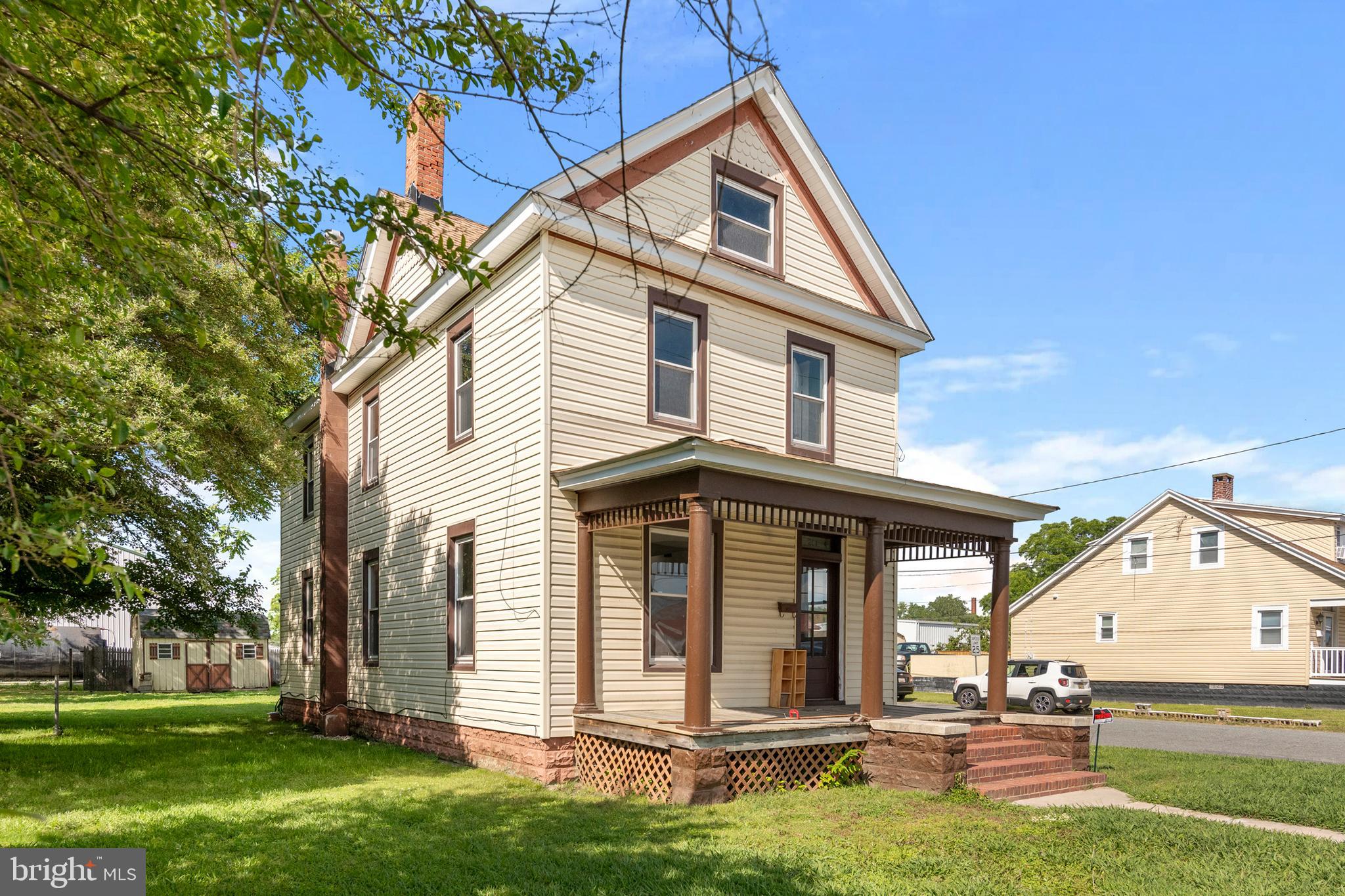 This is a lovely single-family home located on a nice corner lot.