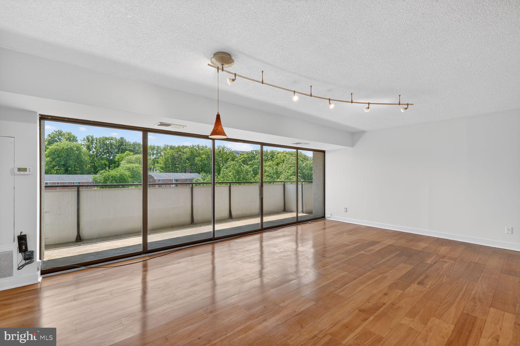 CARLYLE HOUSE - Residential