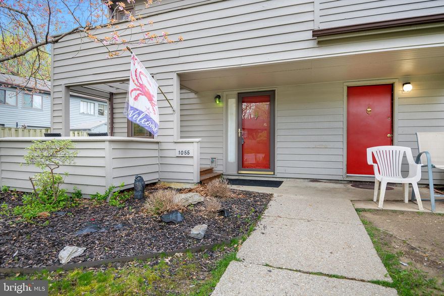 COME SEE THIS CUTE END UNIT WITH A FRONT PORCH AREA, FENCED-IN BACK PATIO, FIREPLACE, CHARGING PORTS FOR ELECTRIC CARS, AND A PET-FRIENDLY CASE-BY-CASE WITH A COMMUNITY POOL! TRUE MASTER BEDROOM SUITE! 650 MIN. CREDIT SCORE REQUIRED AND 3X THE RENT AMOUNT FOR INCOME REQUIRED.