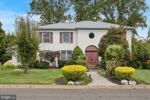 21 ROY LANE HUNTINGDON VALLEY PA 19006