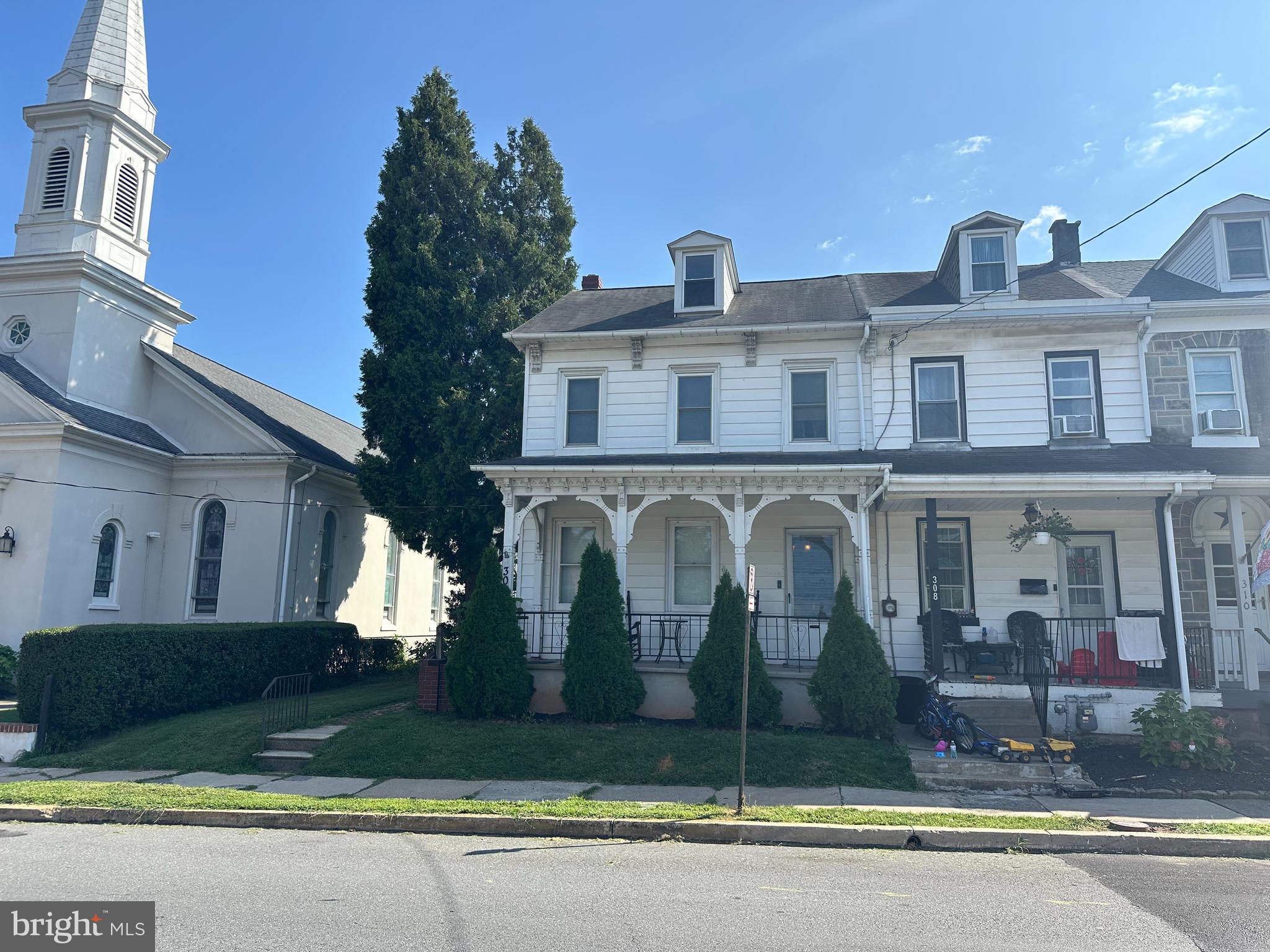 306 W 1ST STREET