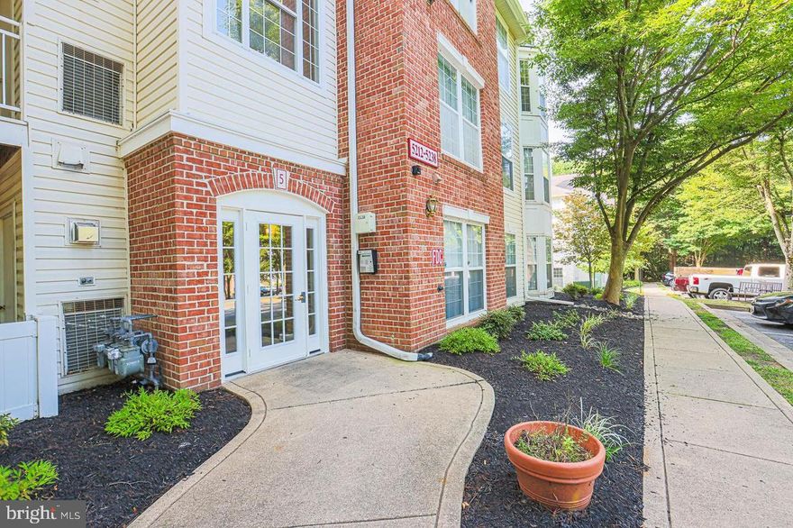 Fantastic location! NO STEPS.... this 3 BR, 2BA condo is located on the main level of this secure building. Enjoy an easy lifestyle- large living room, separate DR, eat-in kitchen with new granite counters, your own in unit laundry room, private patio and plenty of parking!  3 BR or 2 BR & den. New floor and carpet throughout! Fresh and ready for immediate occupancy!