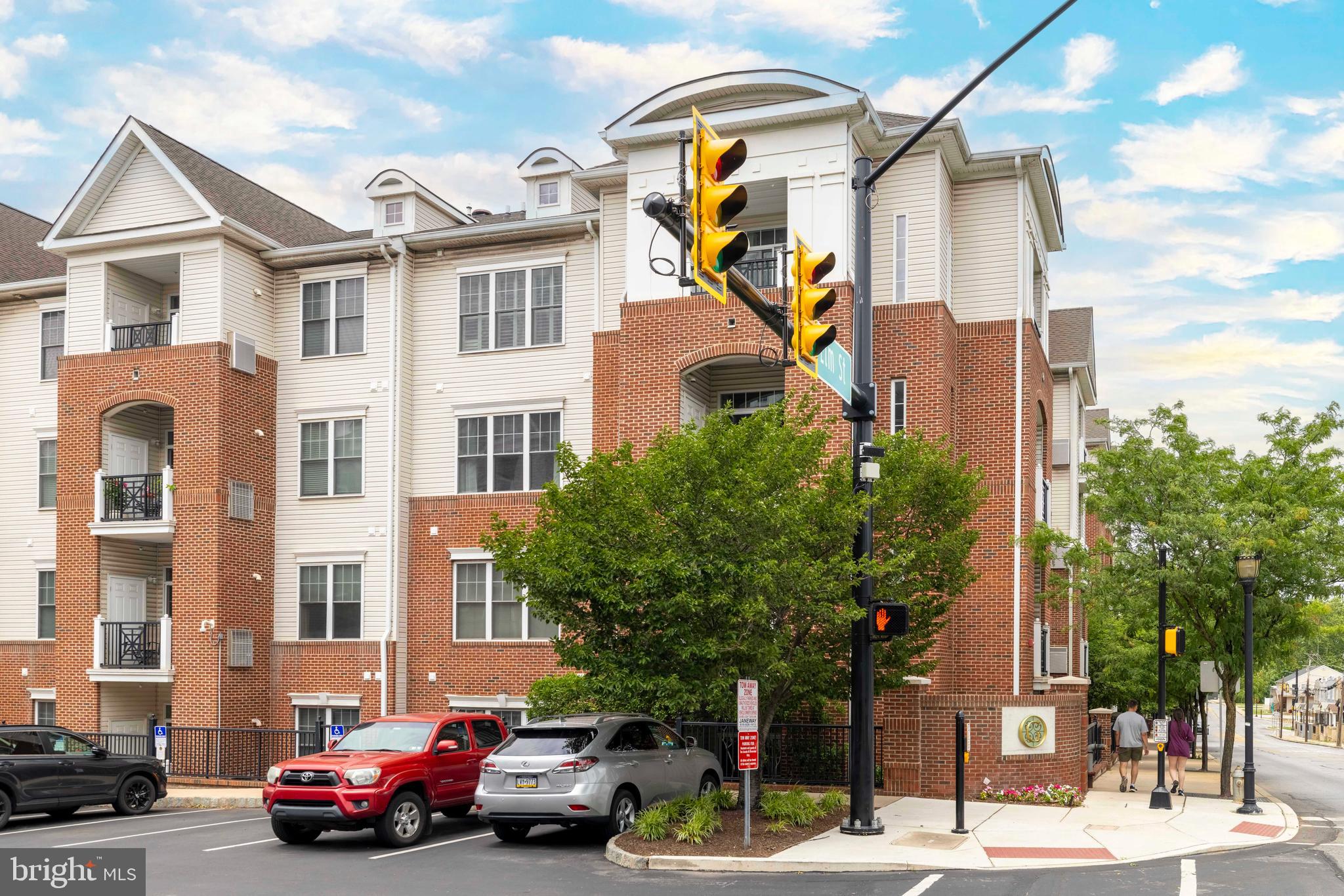 300 W ELM STREET 2223