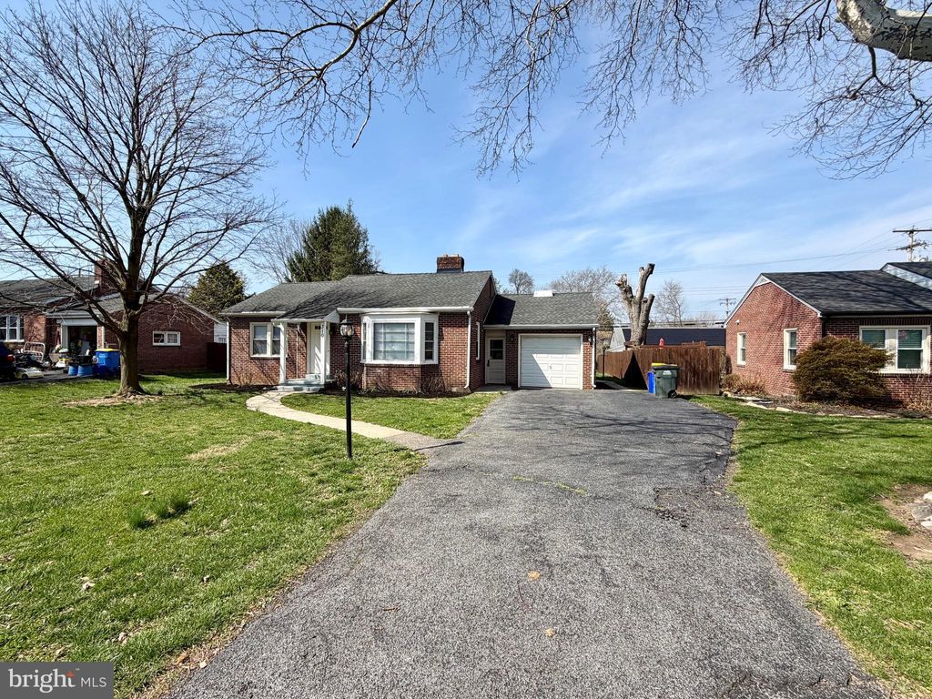 Photo of 310 S Kershaw Street, YORK, PA 17402 (MLS # PAYK2100430)