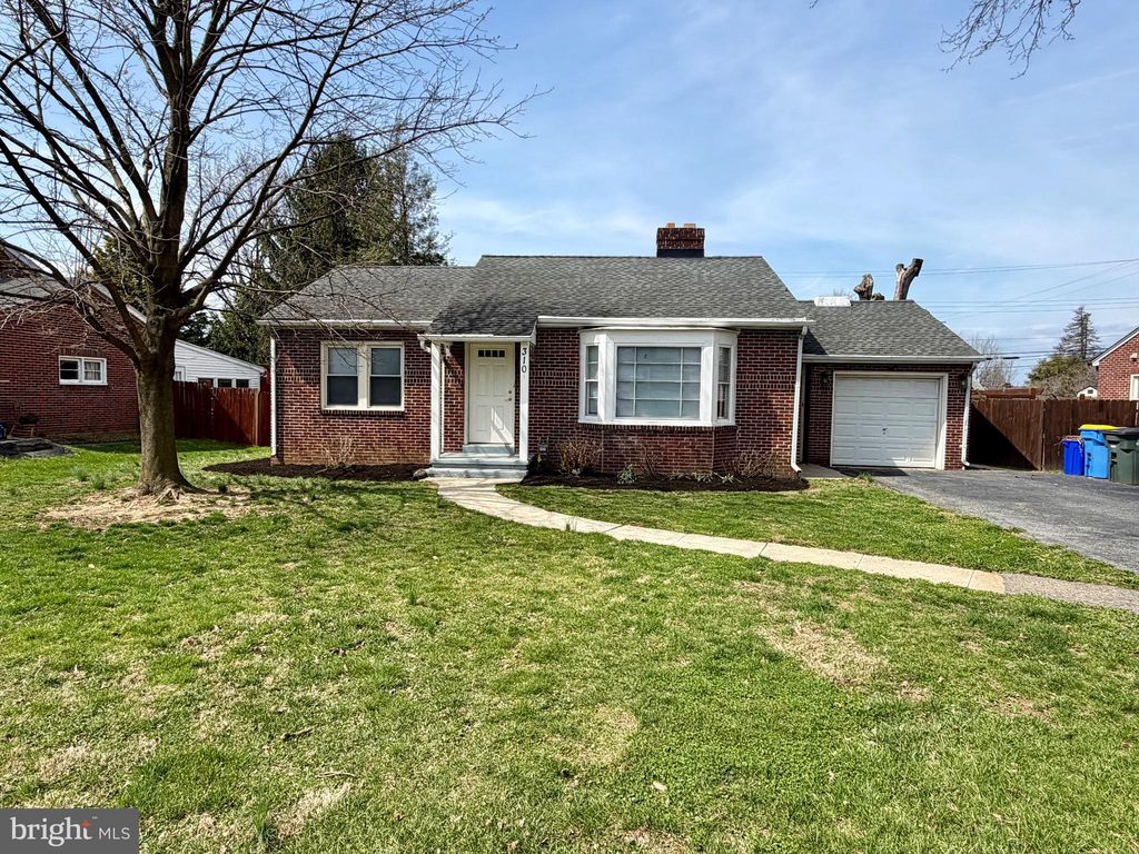 Photo of 310 S Kershaw Street, YORK, PA 17402 (MLS # PAYK2100430)