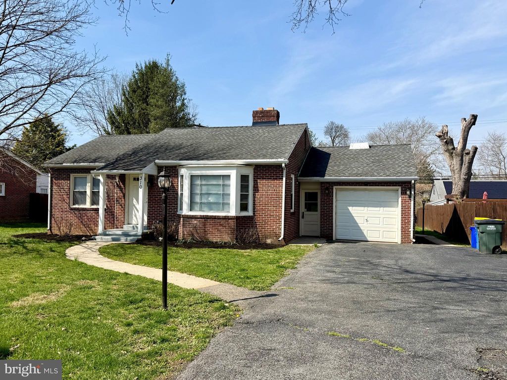 Photo of 310 S Kershaw Street, YORK, PA 17402 (MLS # PAYK2100430)