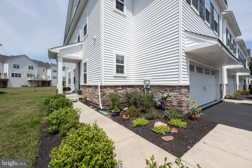 Inviting end-unit townhome in highlight desirable Southall Community!
-