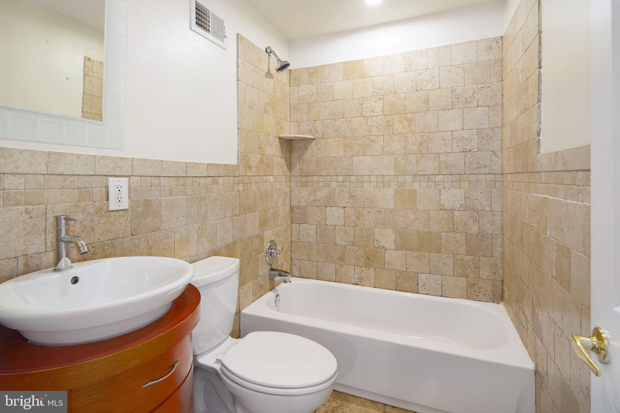 ART MUSEUM AREA - Residential Lease