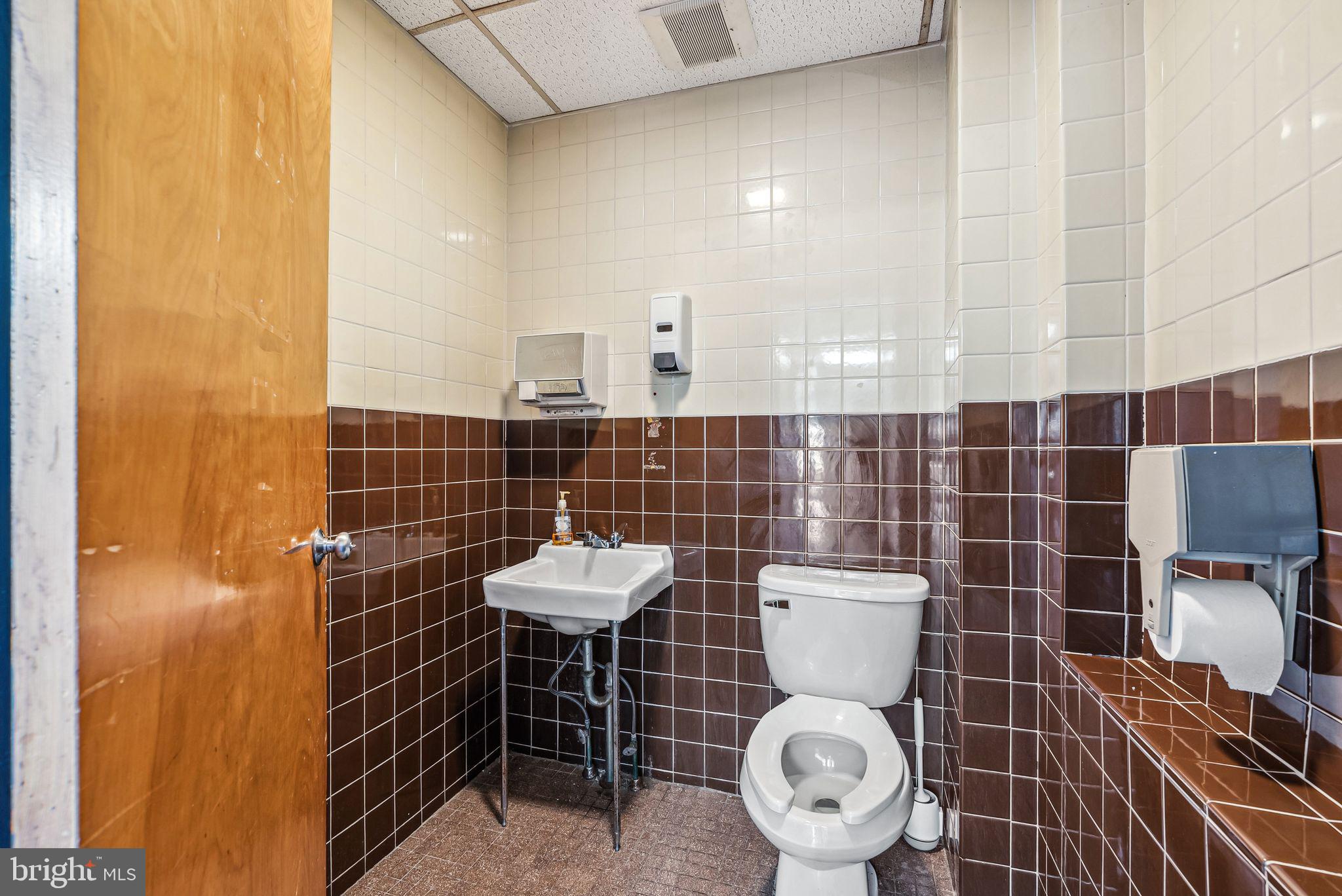 GERMANTOWN (EAST) - Commercial Sale