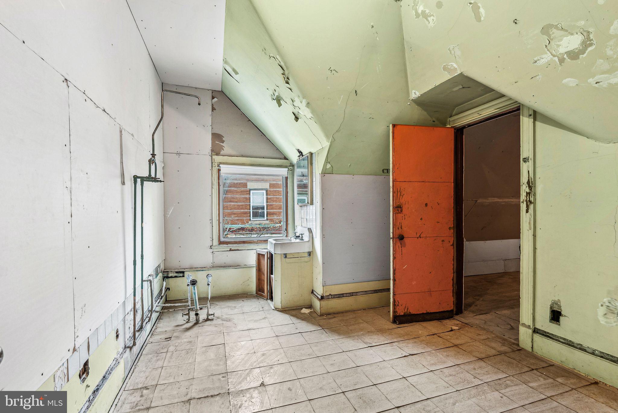 GERMANTOWN (EAST) - Commercial Sale