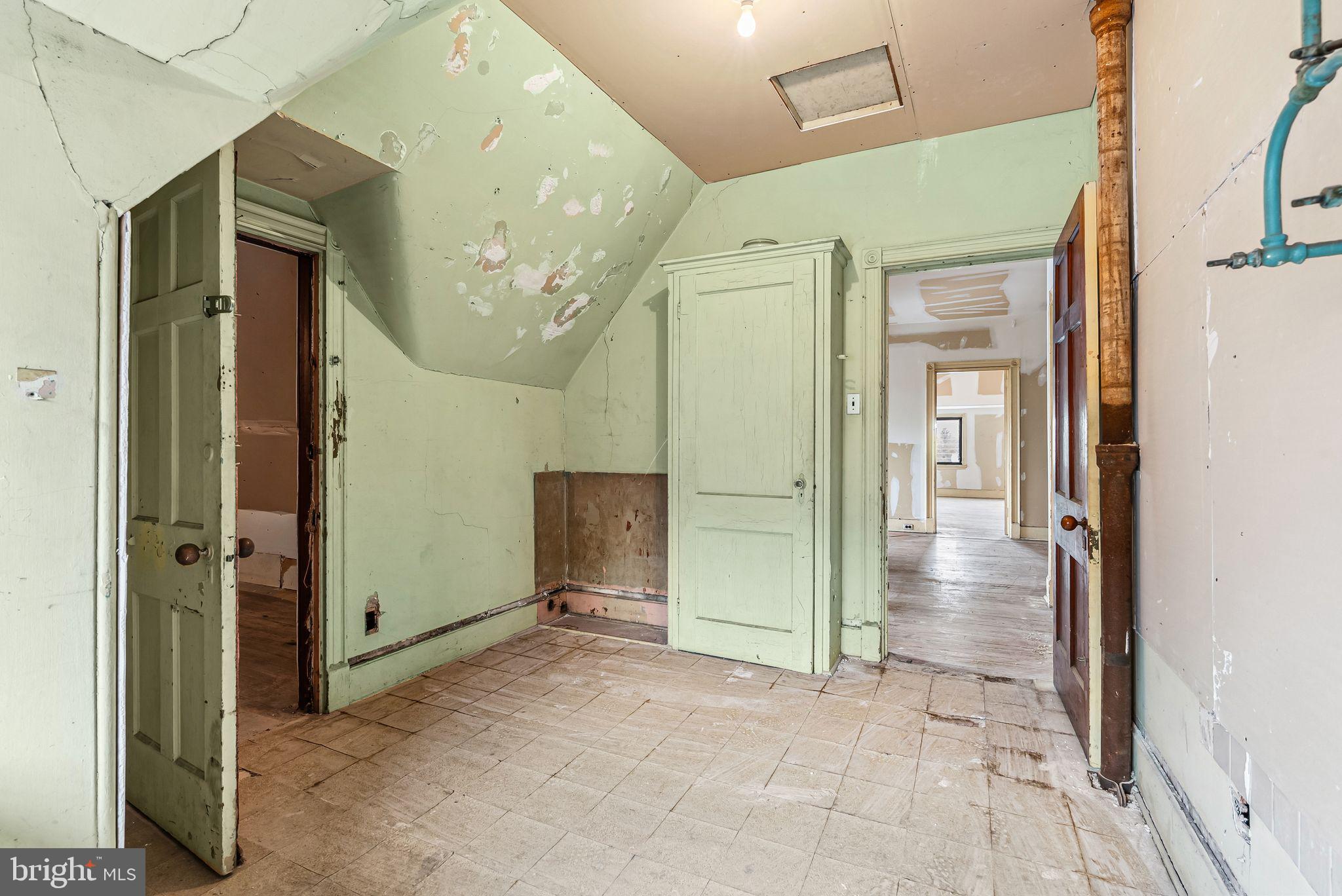 GERMANTOWN (EAST) - Commercial Sale