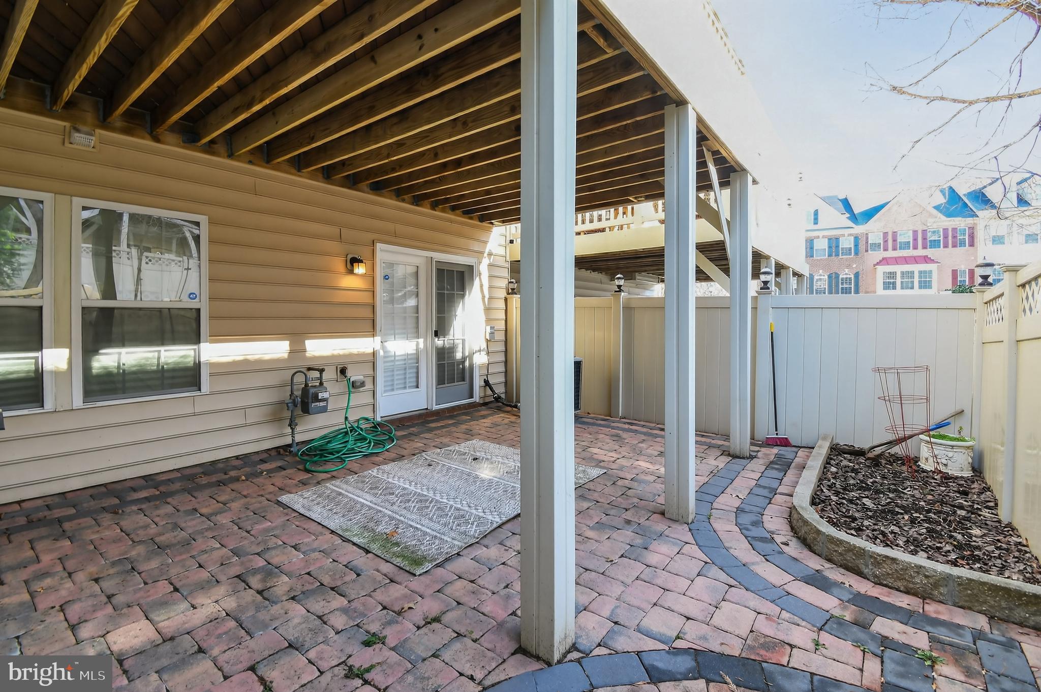 BEACH TREE - Residential Lease